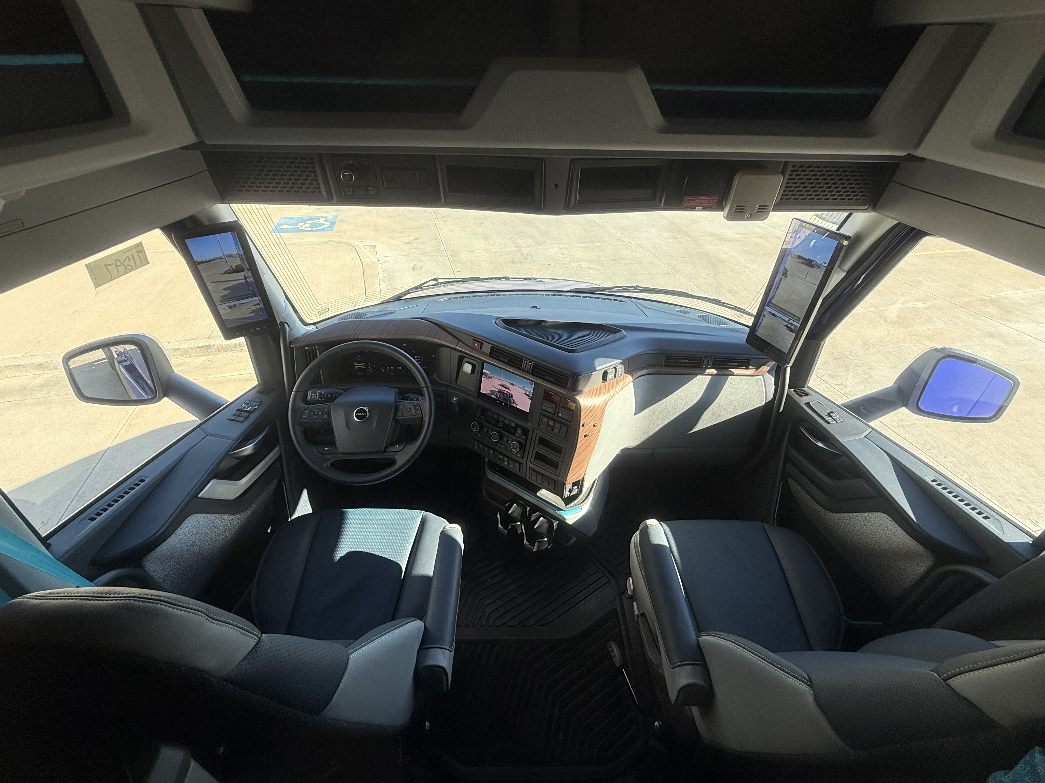 2026 Volvo - image 13