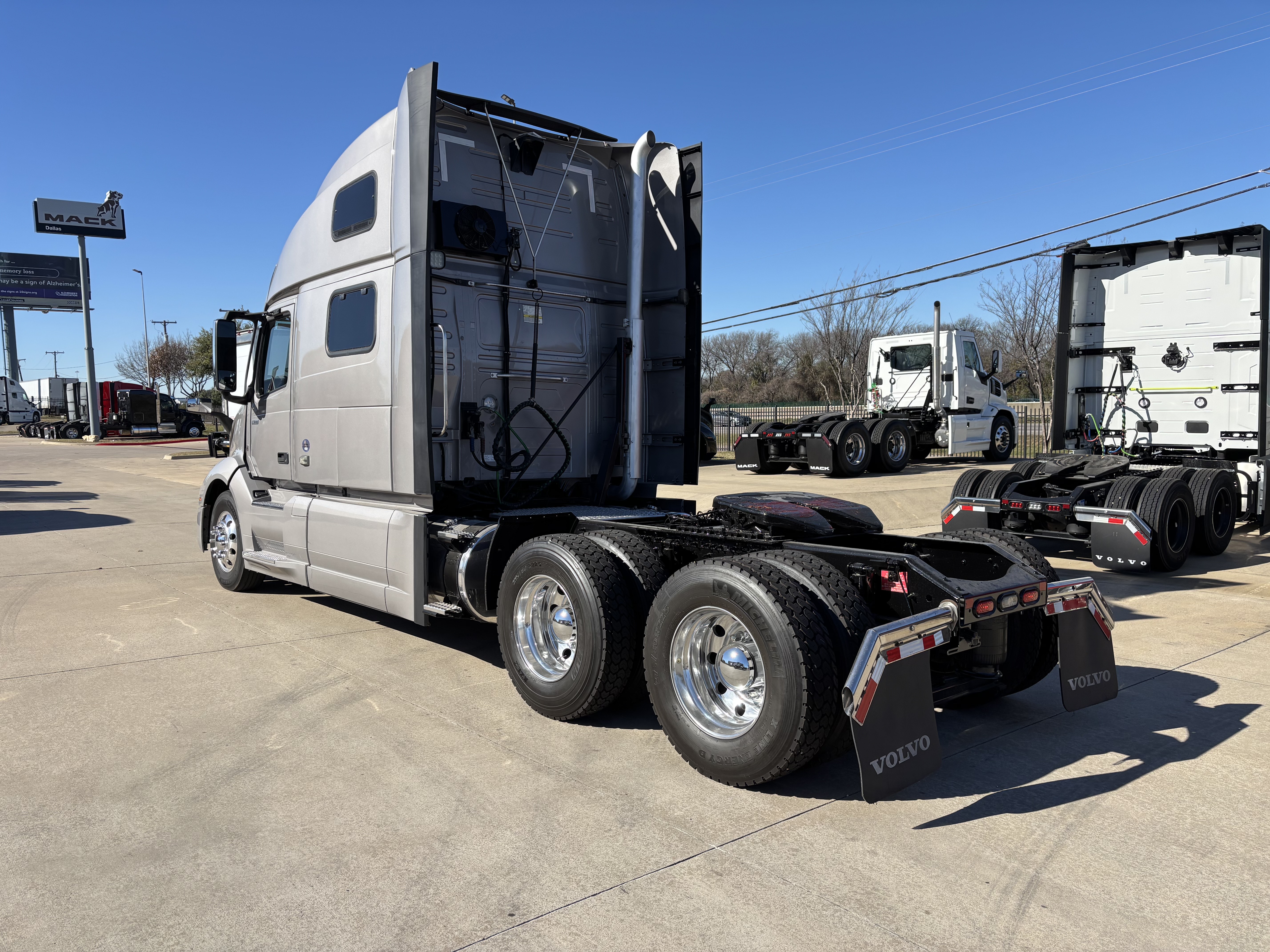 2022 Volvo - image 7