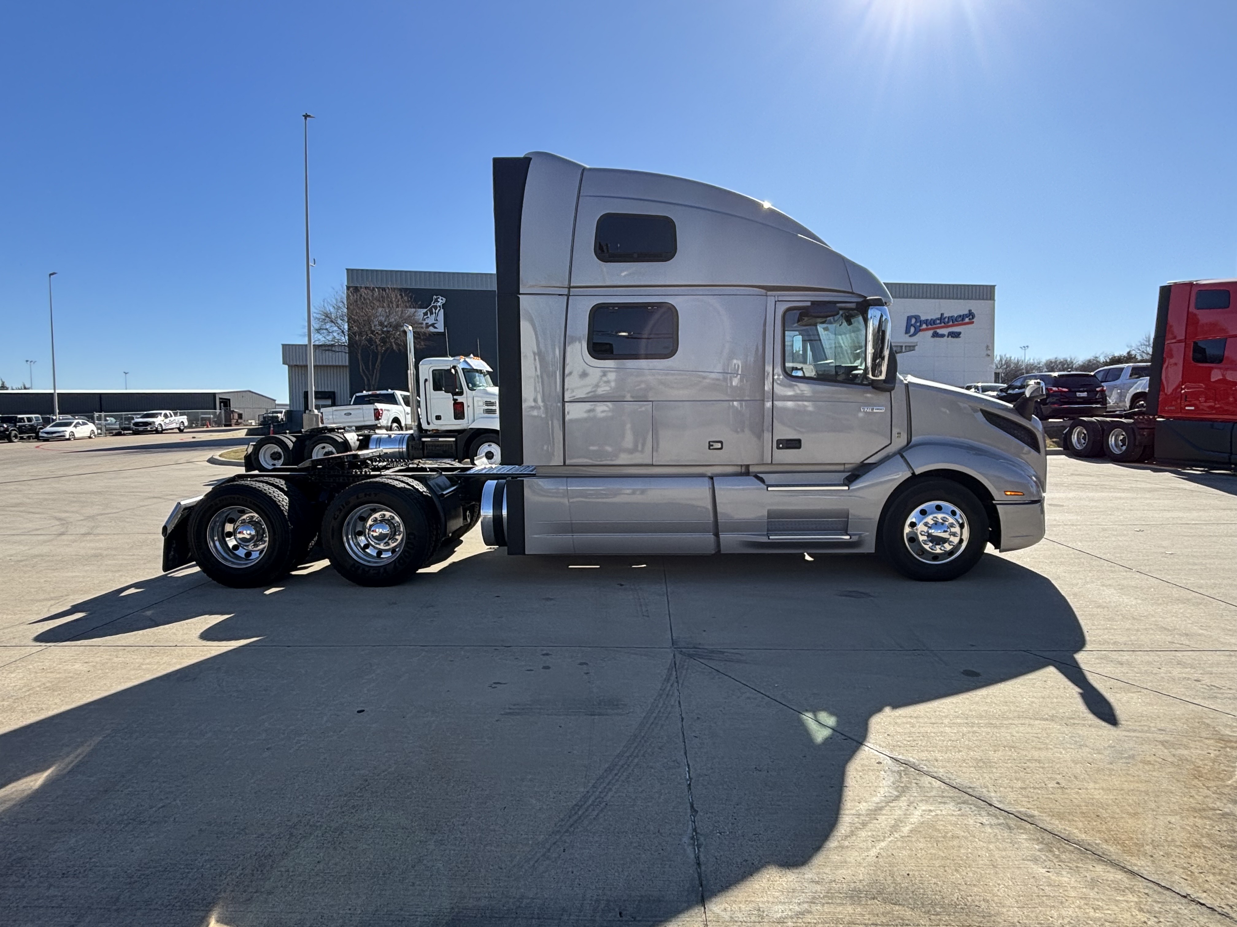 2022 Volvo - image 4