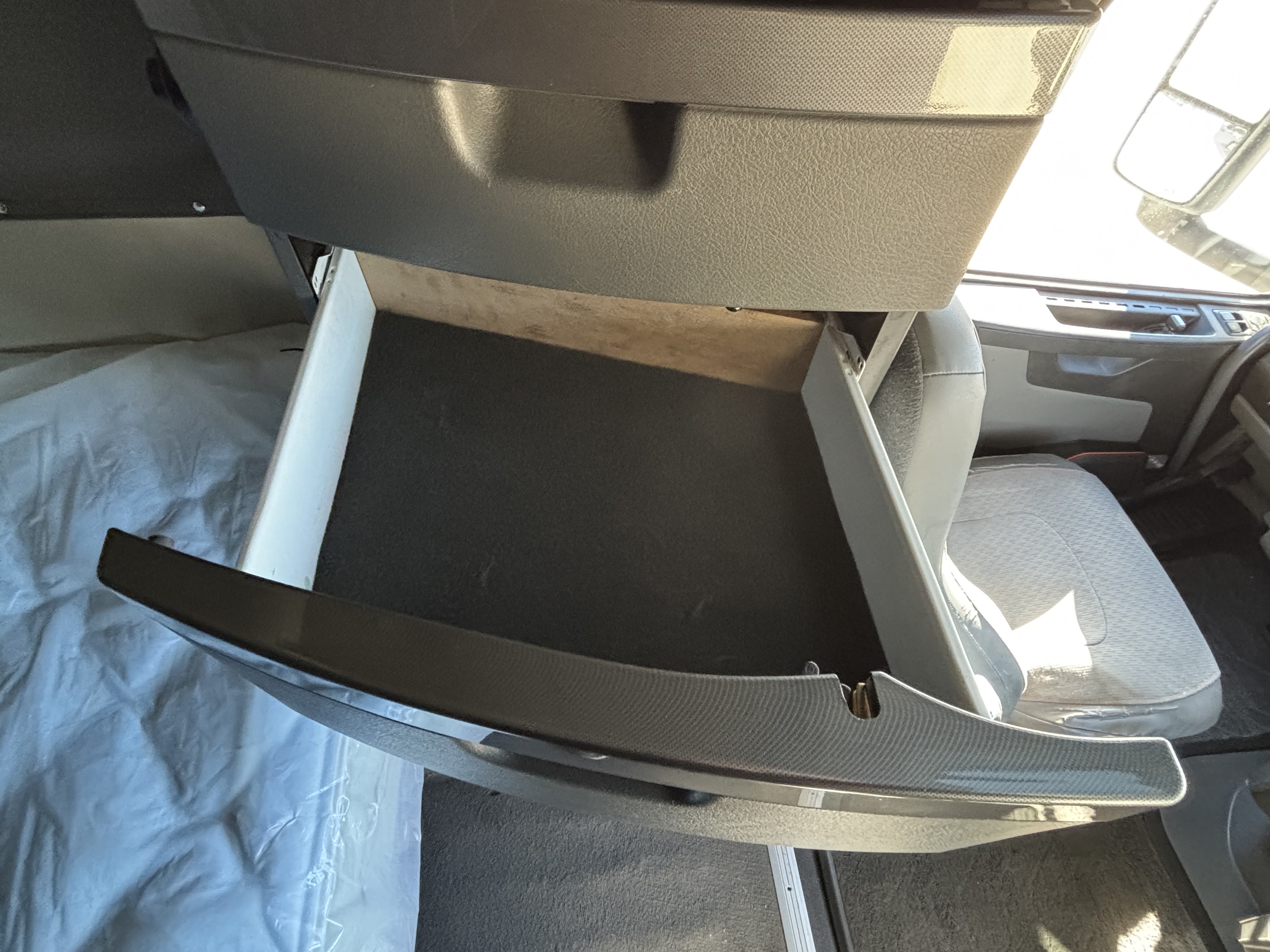 2022 Volvo - image 30