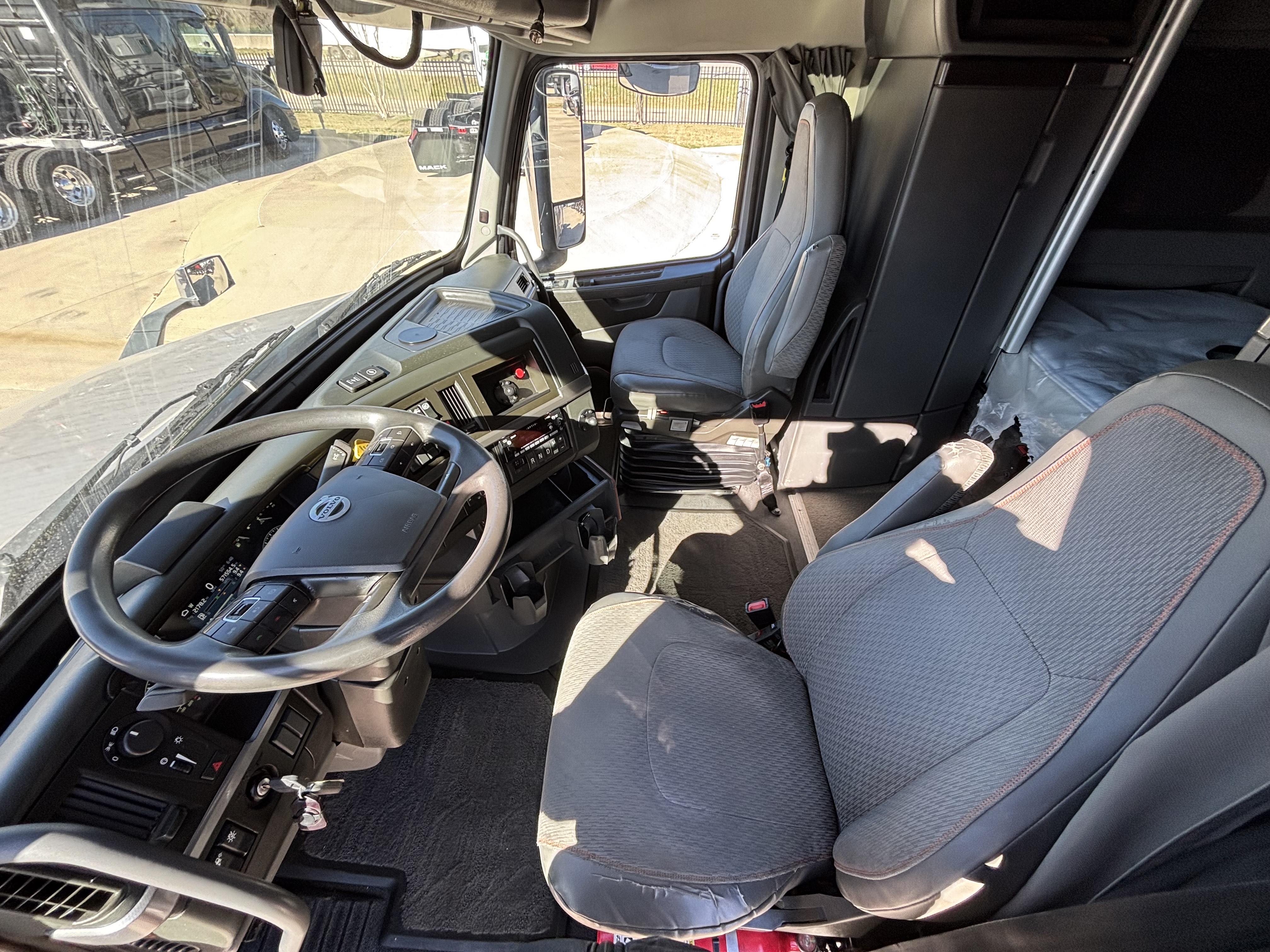 2022 Volvo - image 22