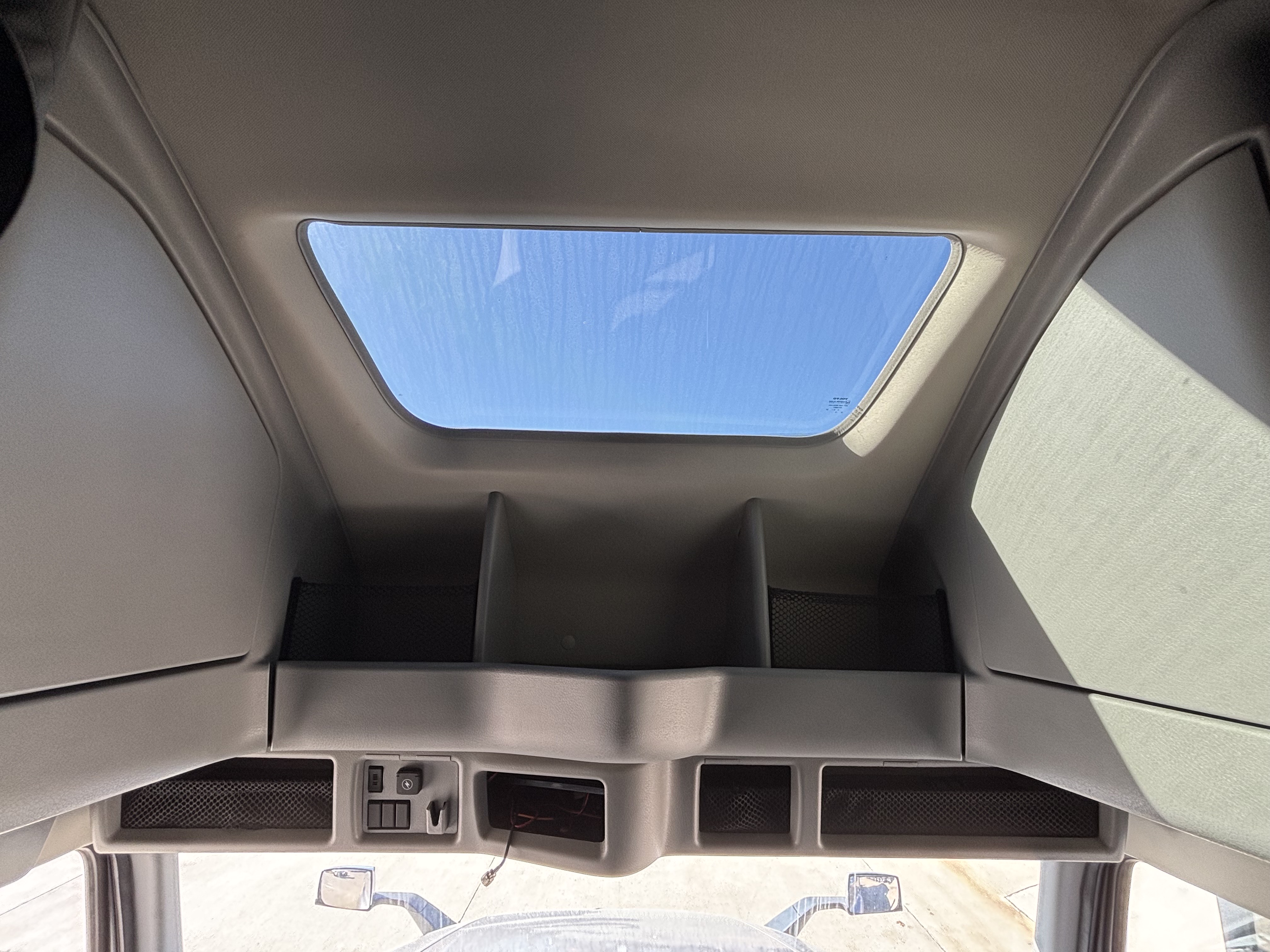 2022 Volvo - image 34