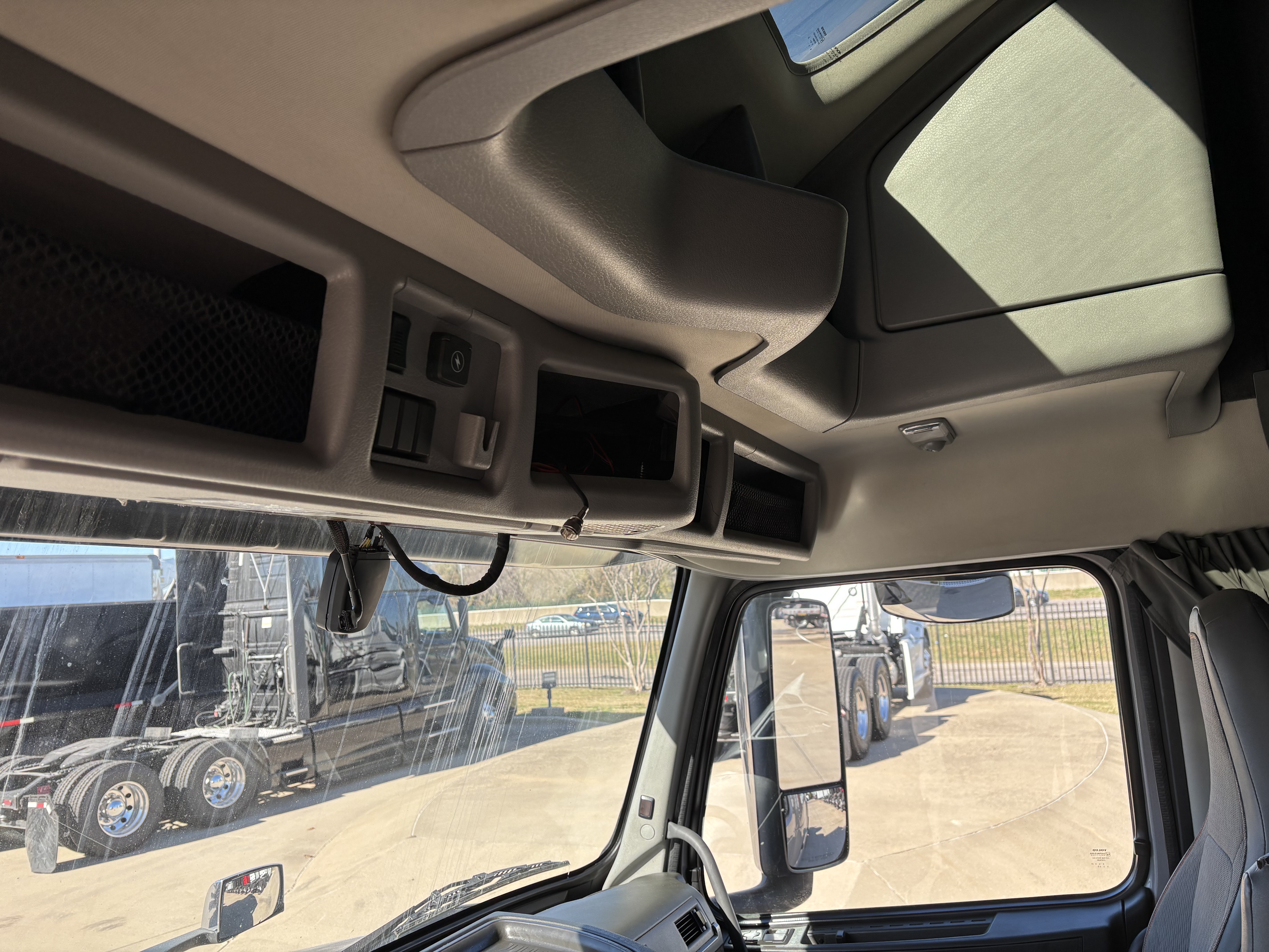 2022 Volvo - image 23