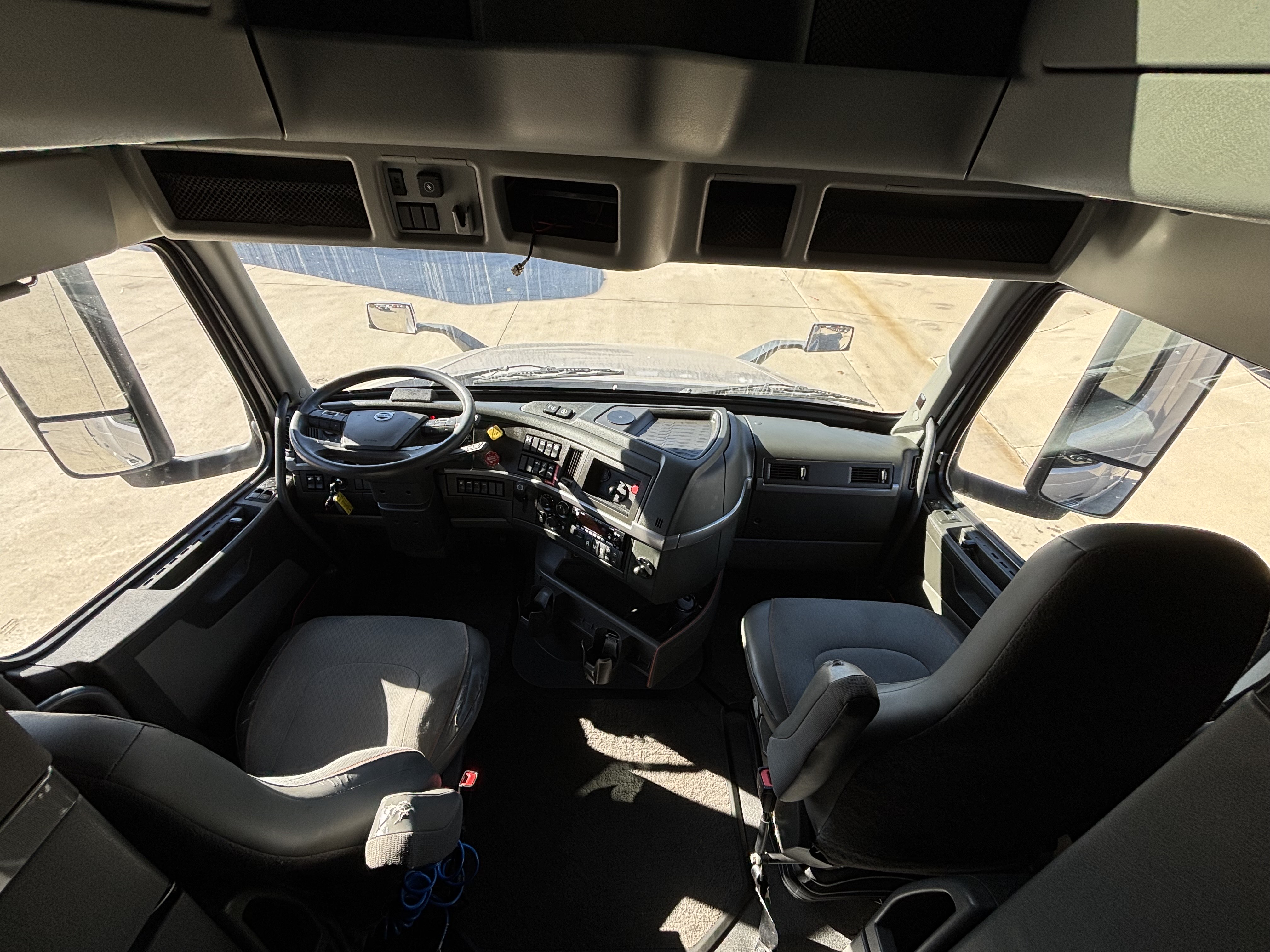 2022 Volvo - image 33