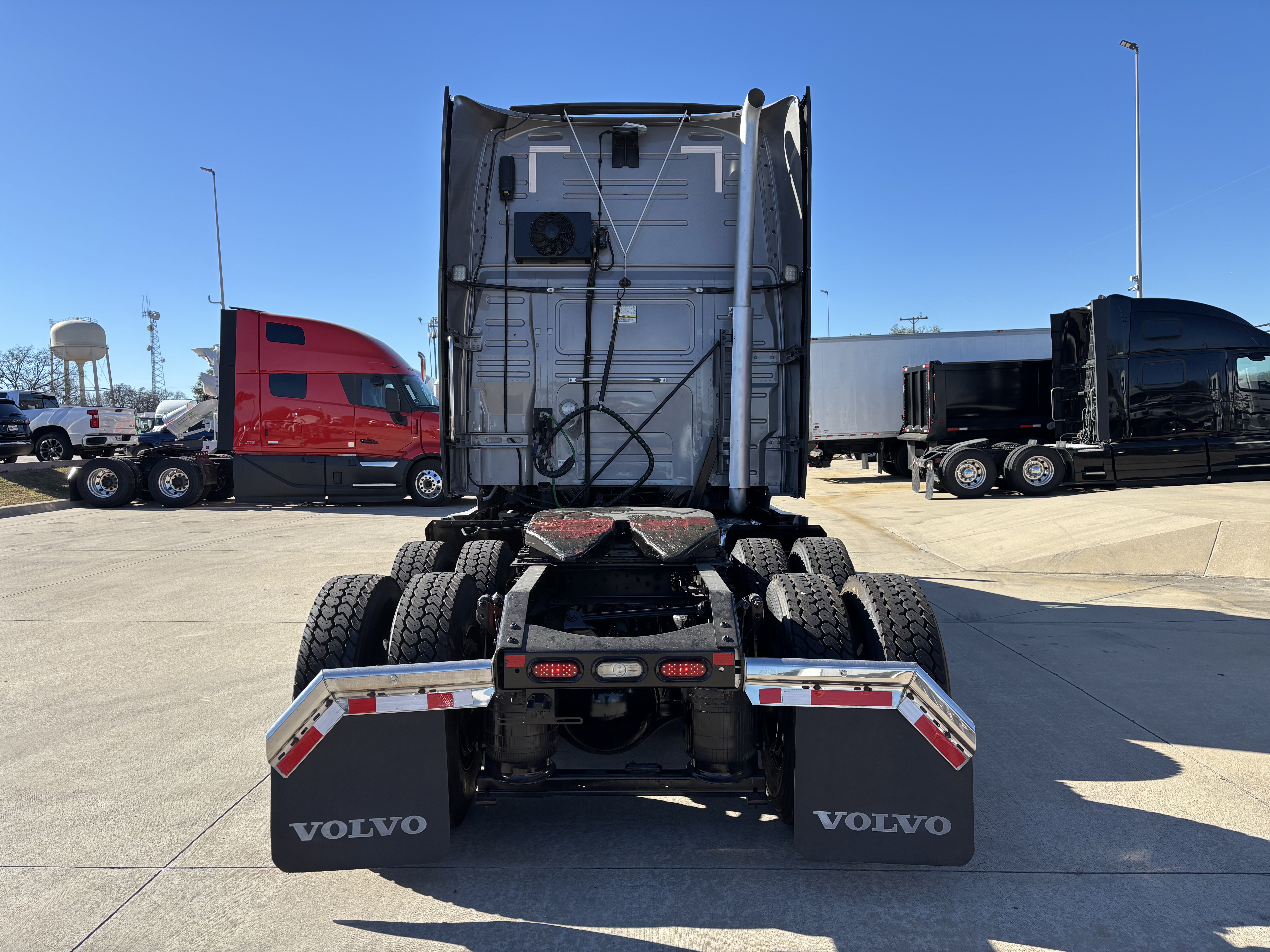 2022 Volvo - image 6