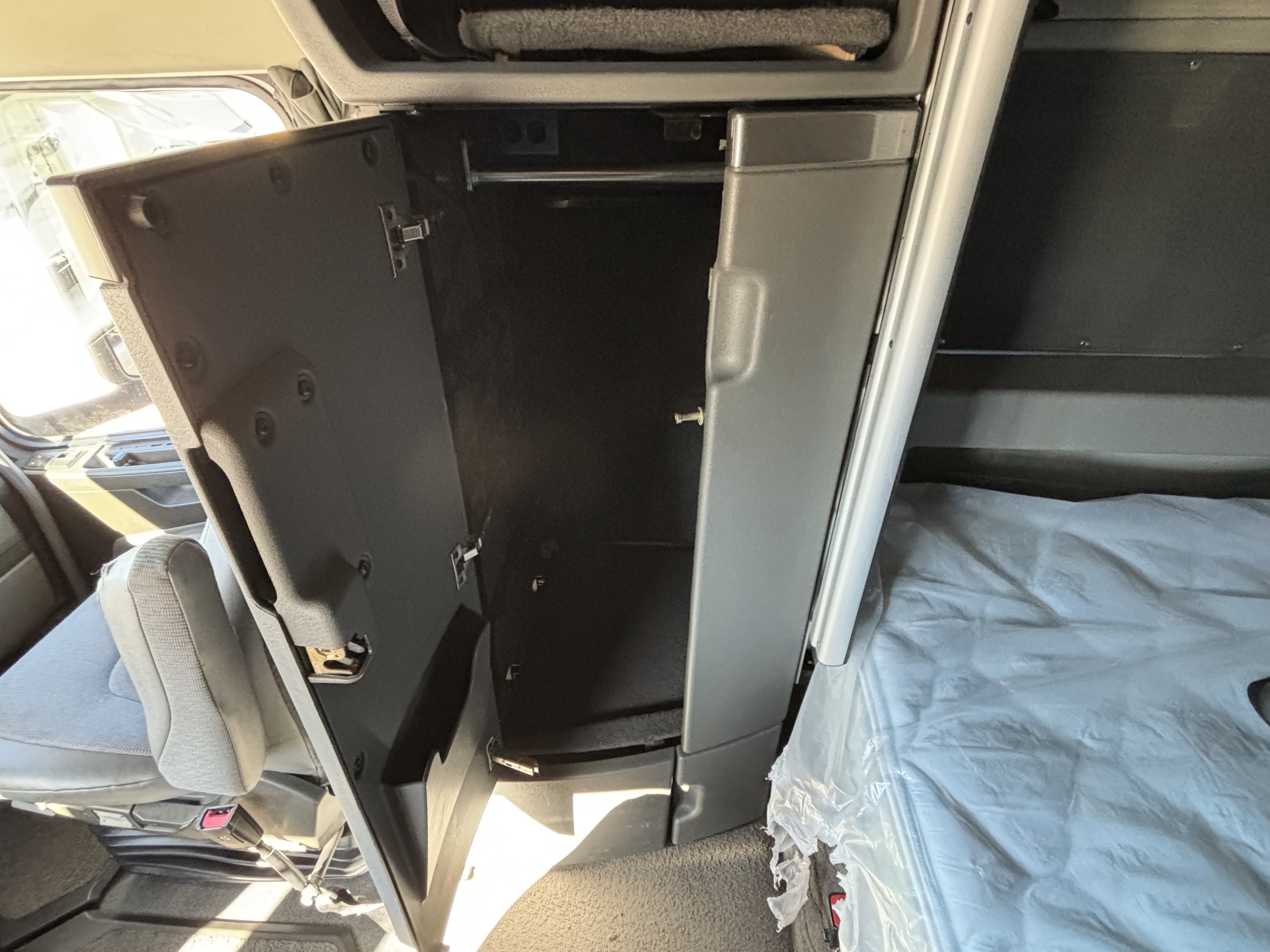 2022 Volvo - image 31