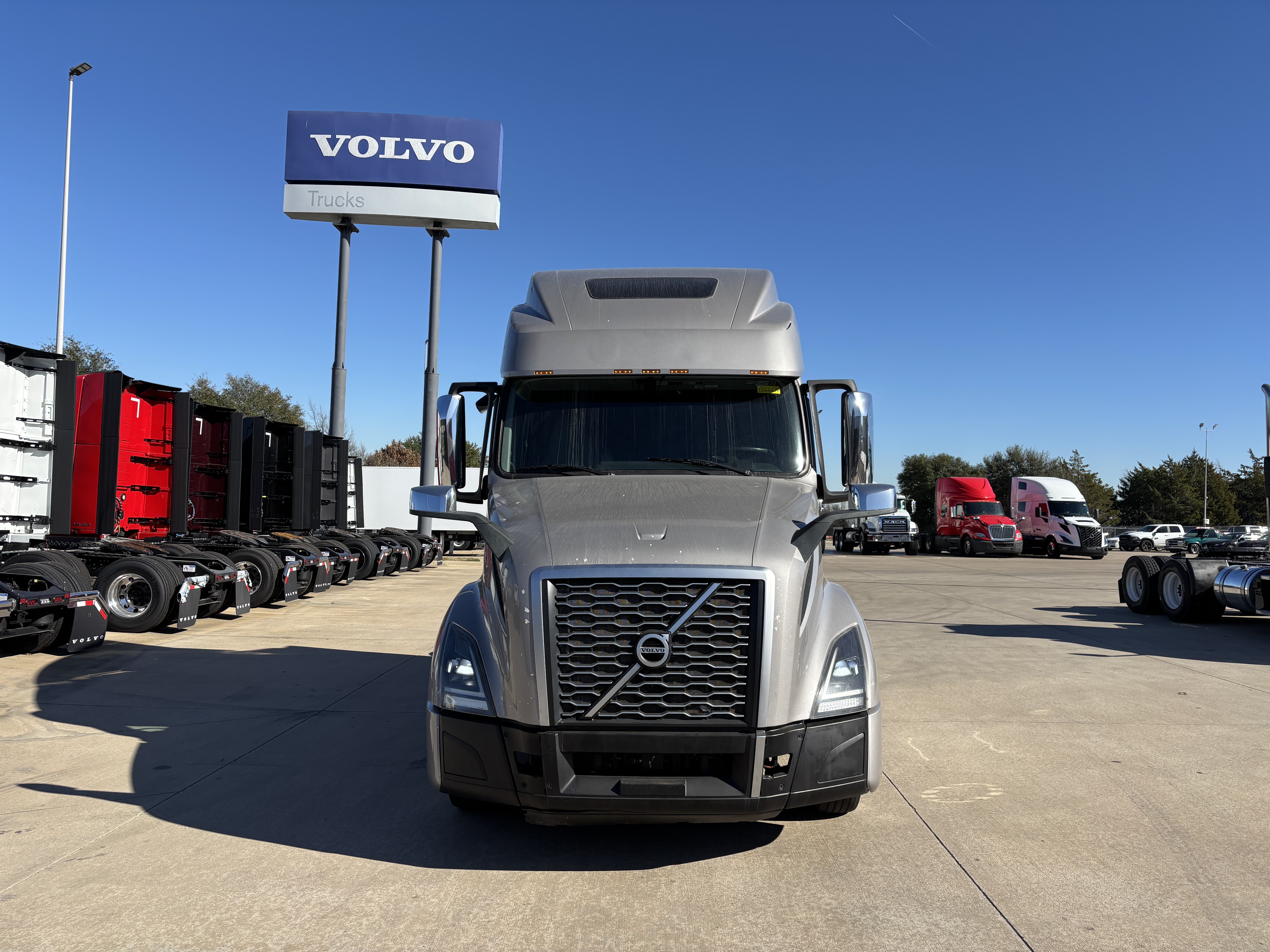 2022 Volvo - image 2