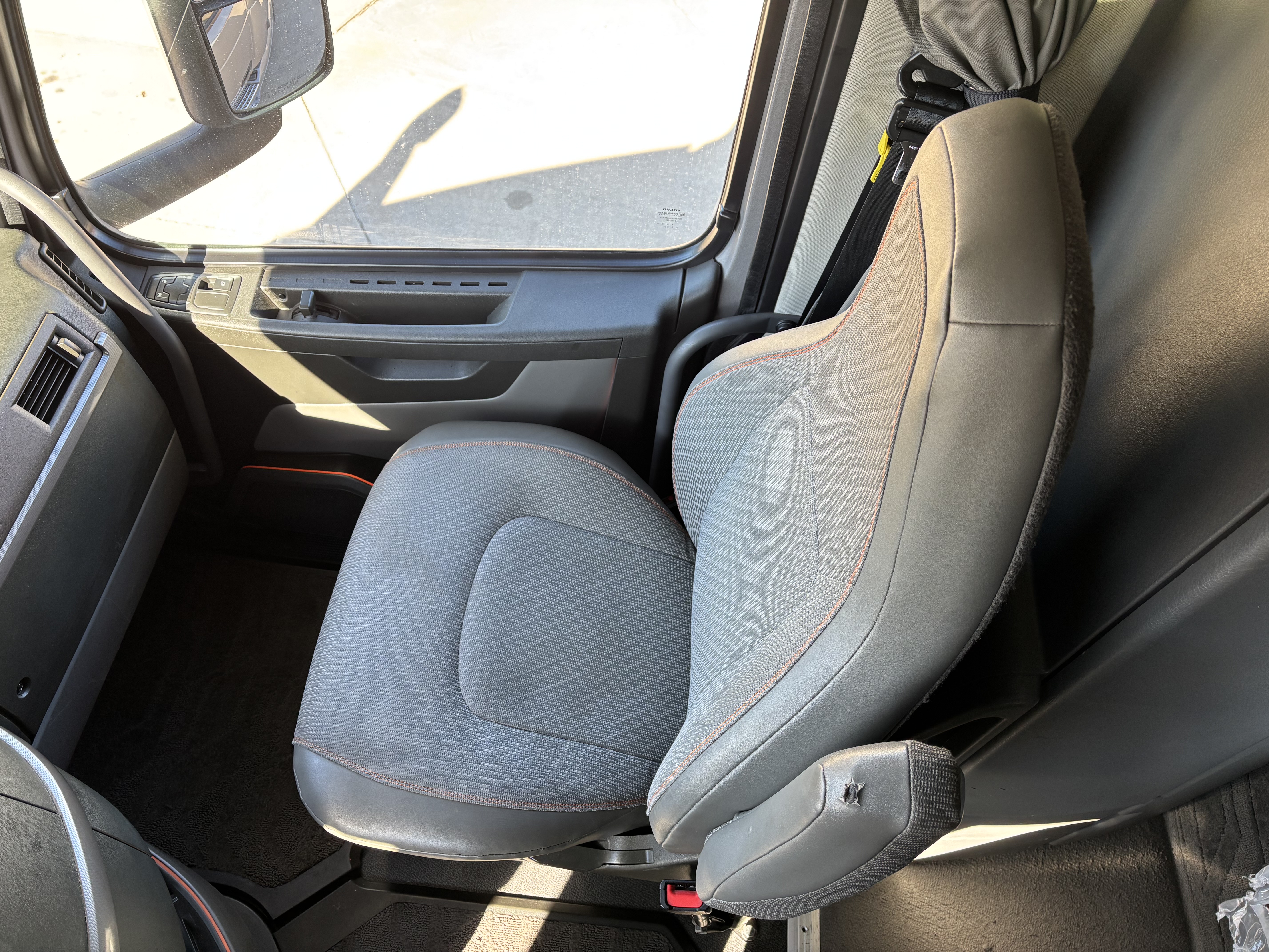 2022 Volvo - image 24