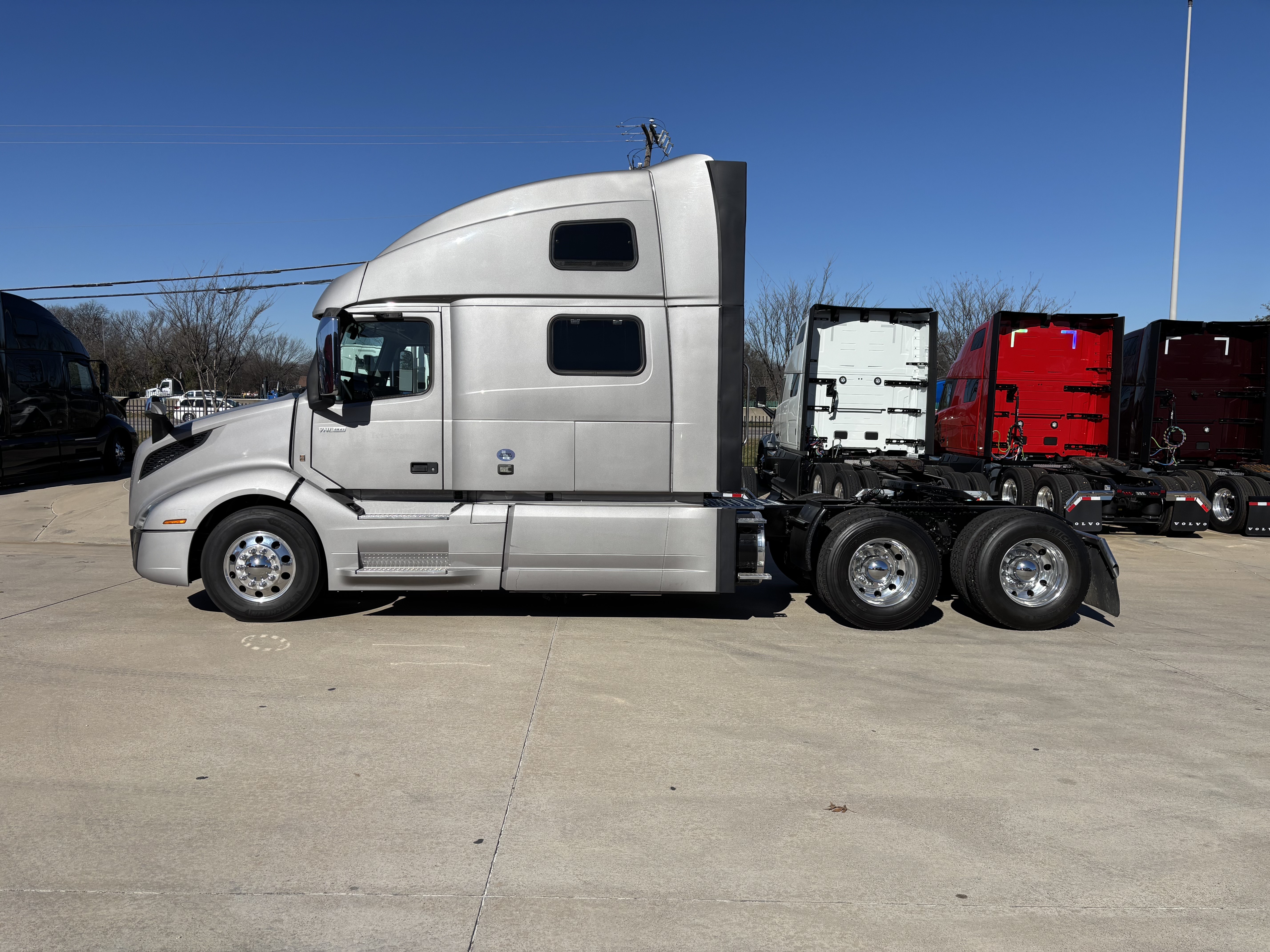 2022 Volvo - image 8