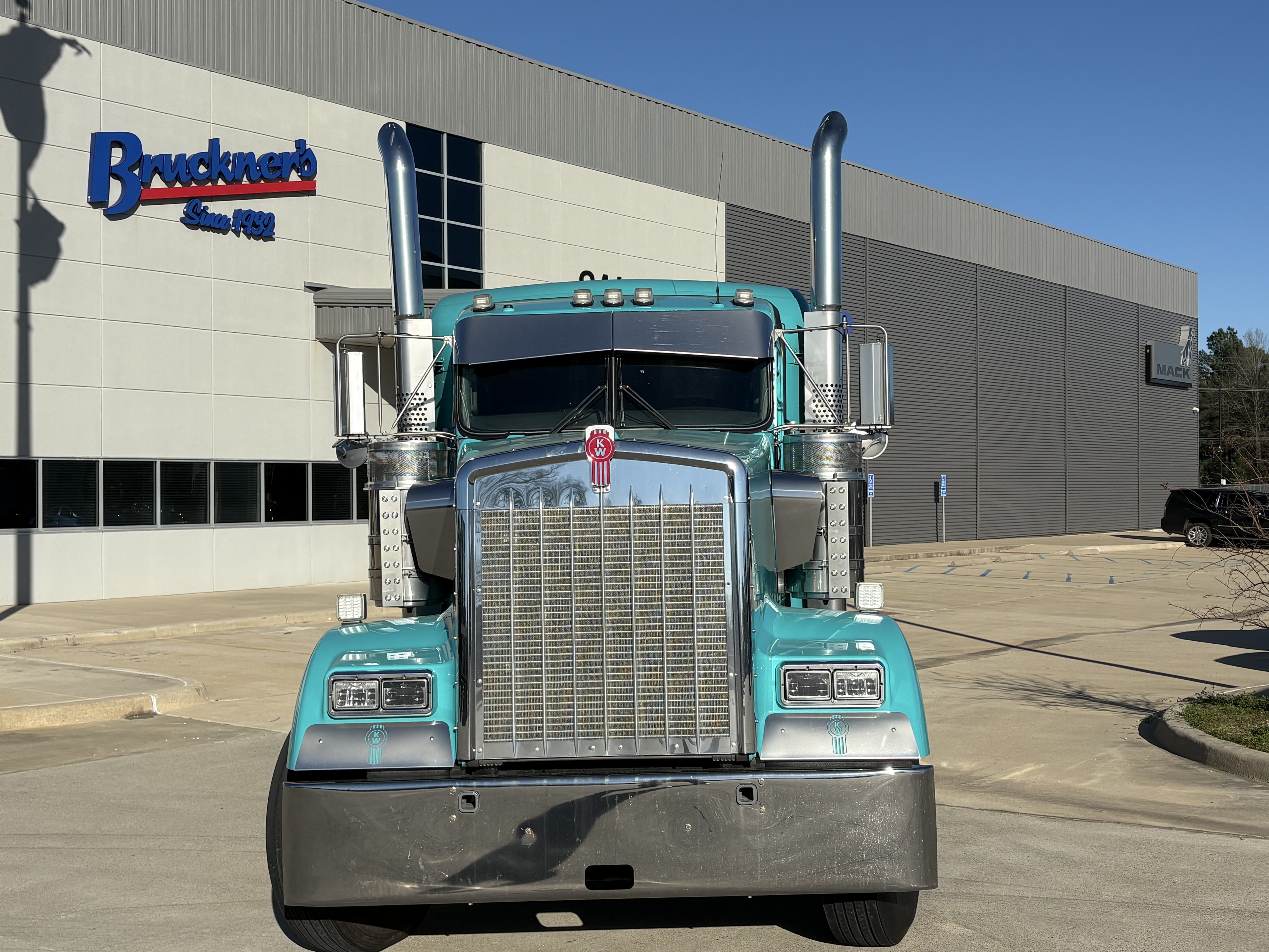 2023 Kenworth W900 - image 2