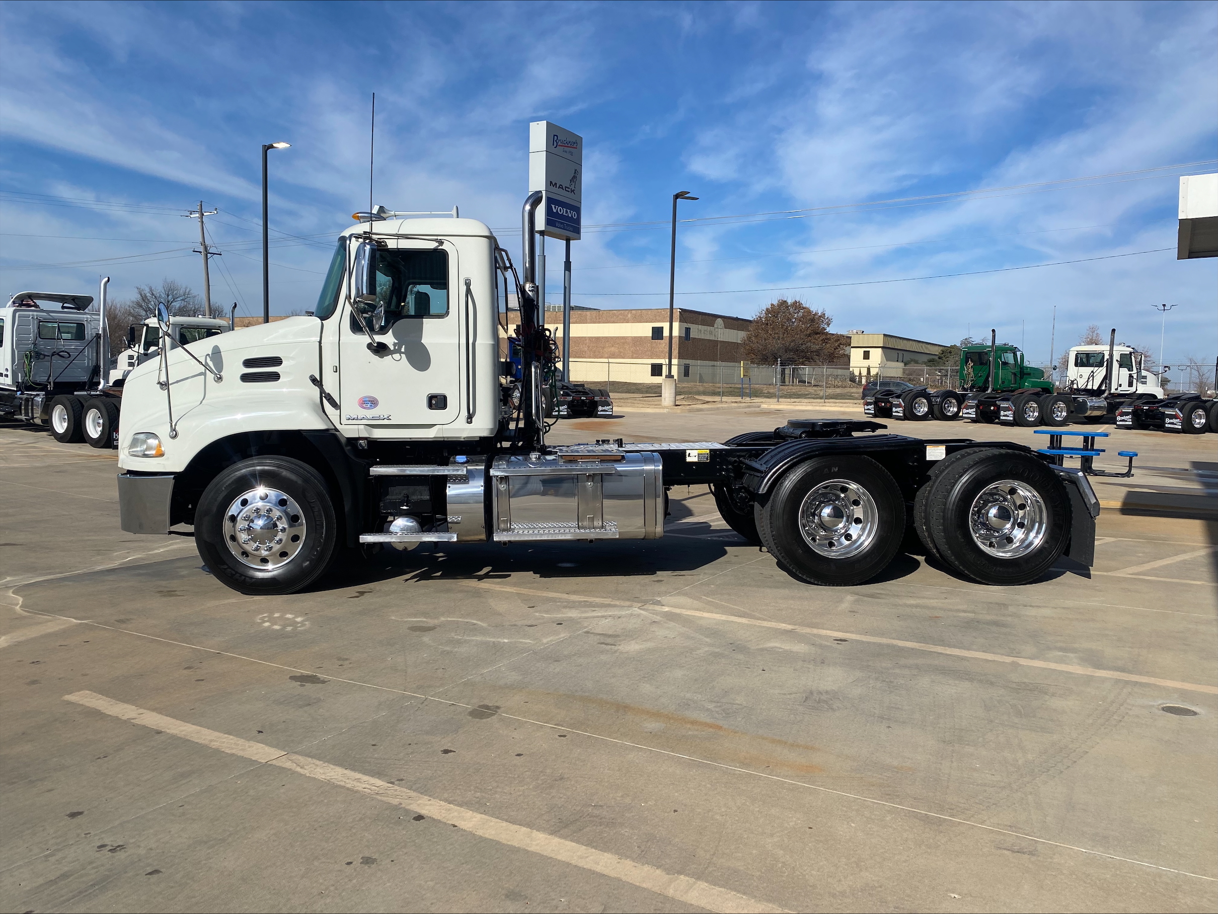 2015 Mack Pinnacle - image 8