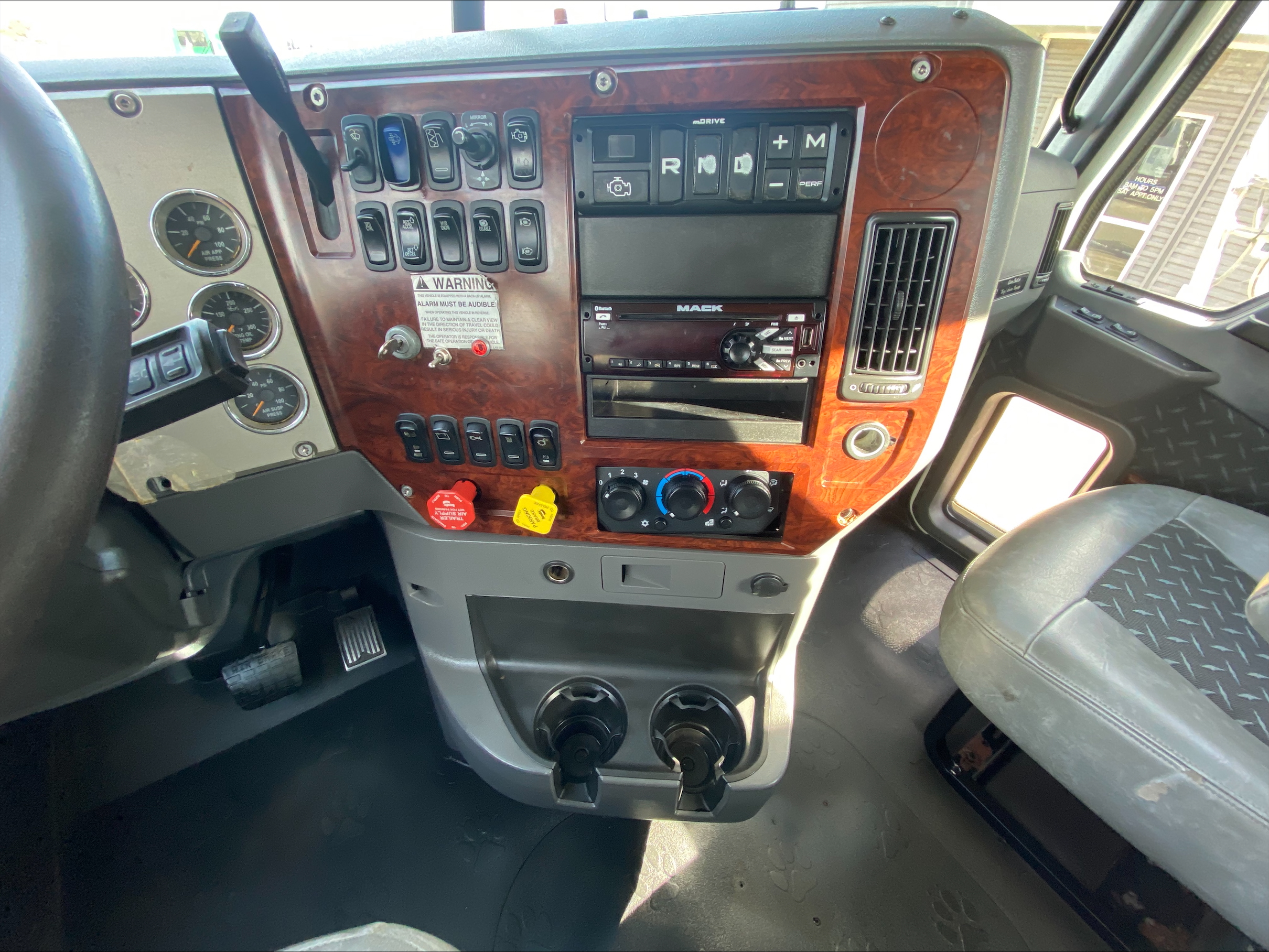 2015 Mack Pinnacle - image 19