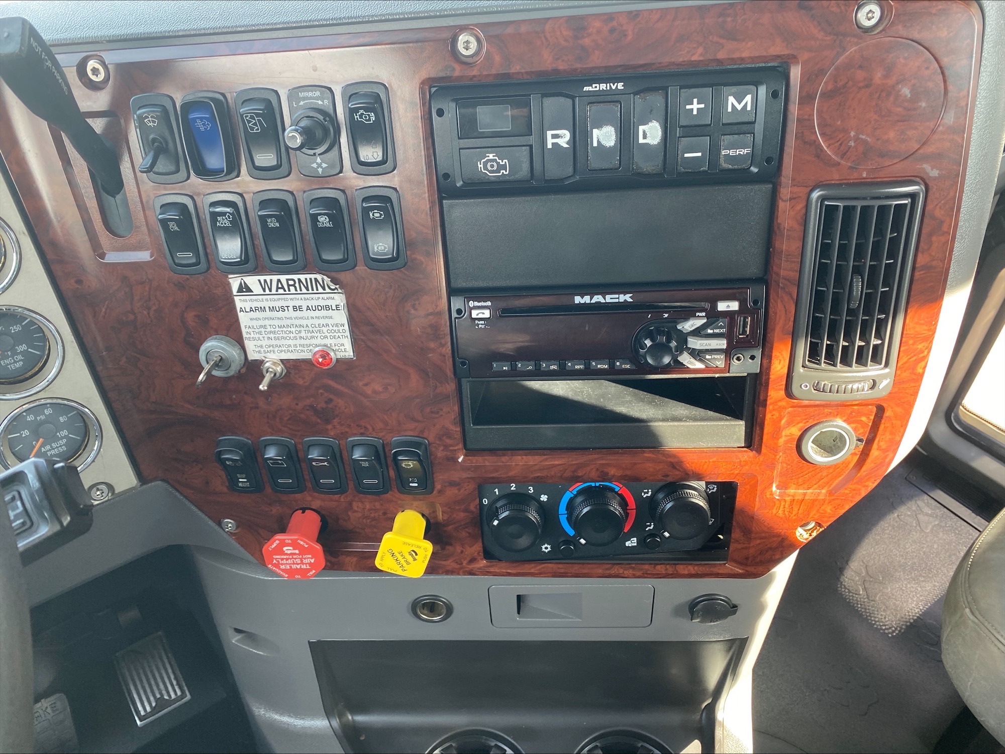 2015 Mack Pinnacle - image 18