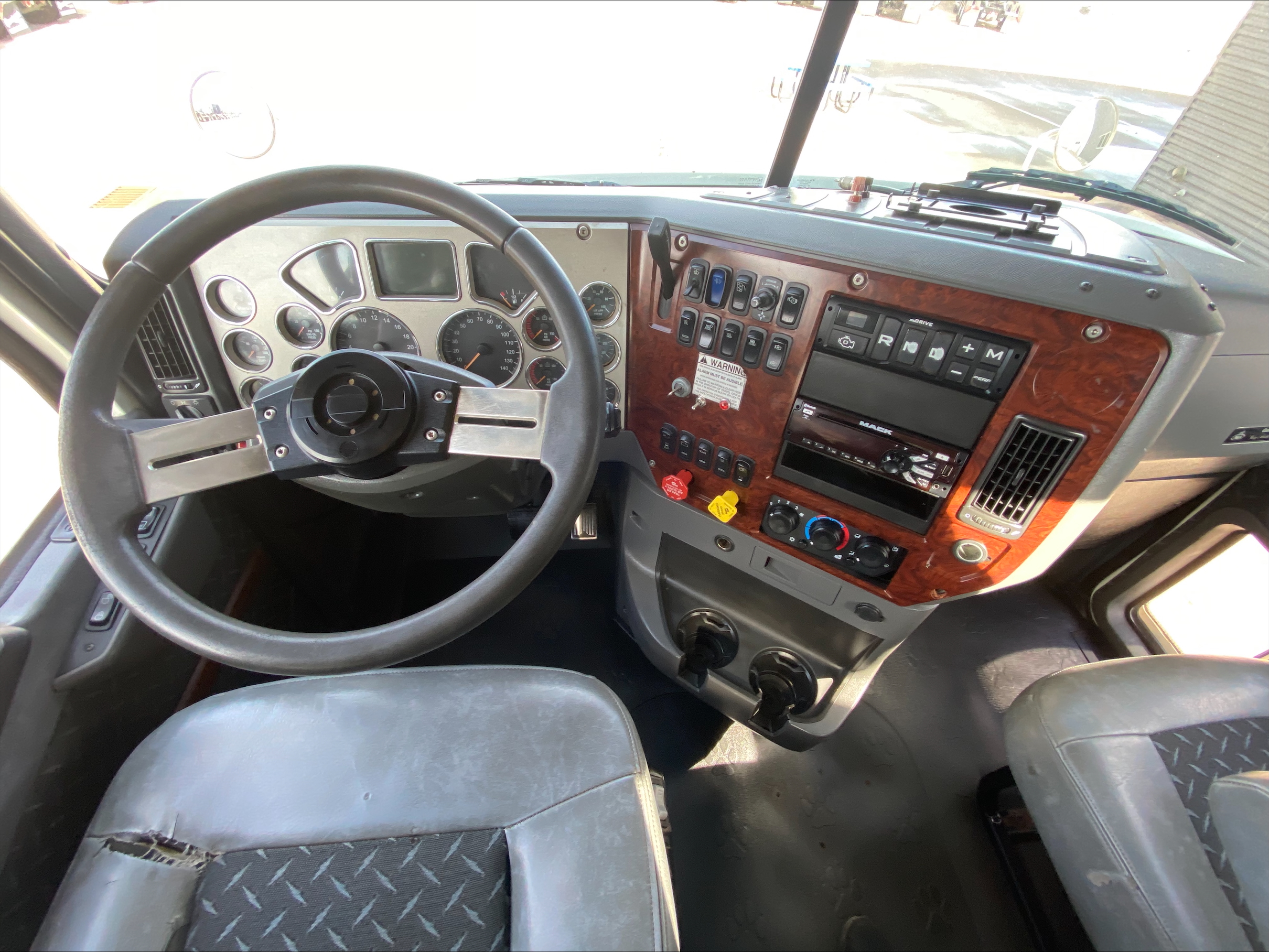 2015 Mack Pinnacle - image 20