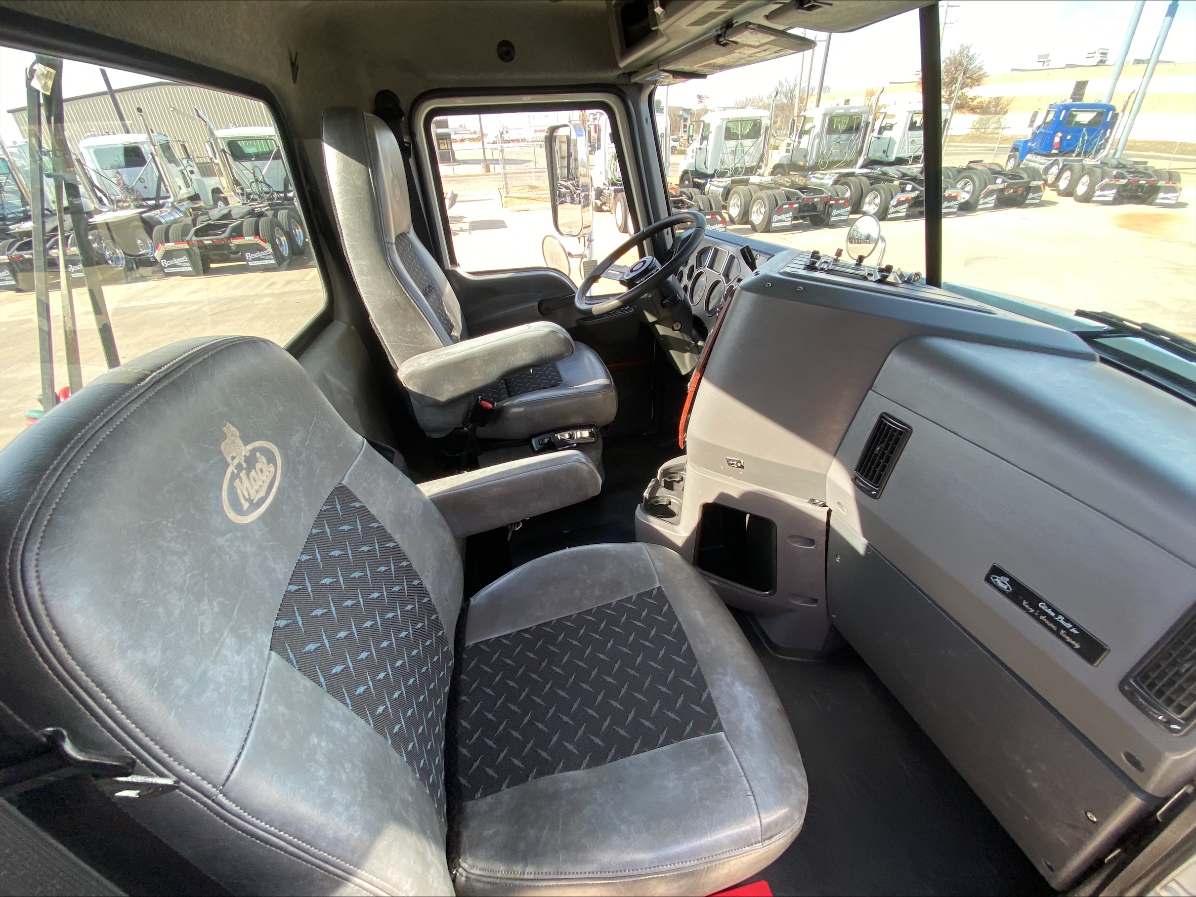 2015 Mack Pinnacle - image 16