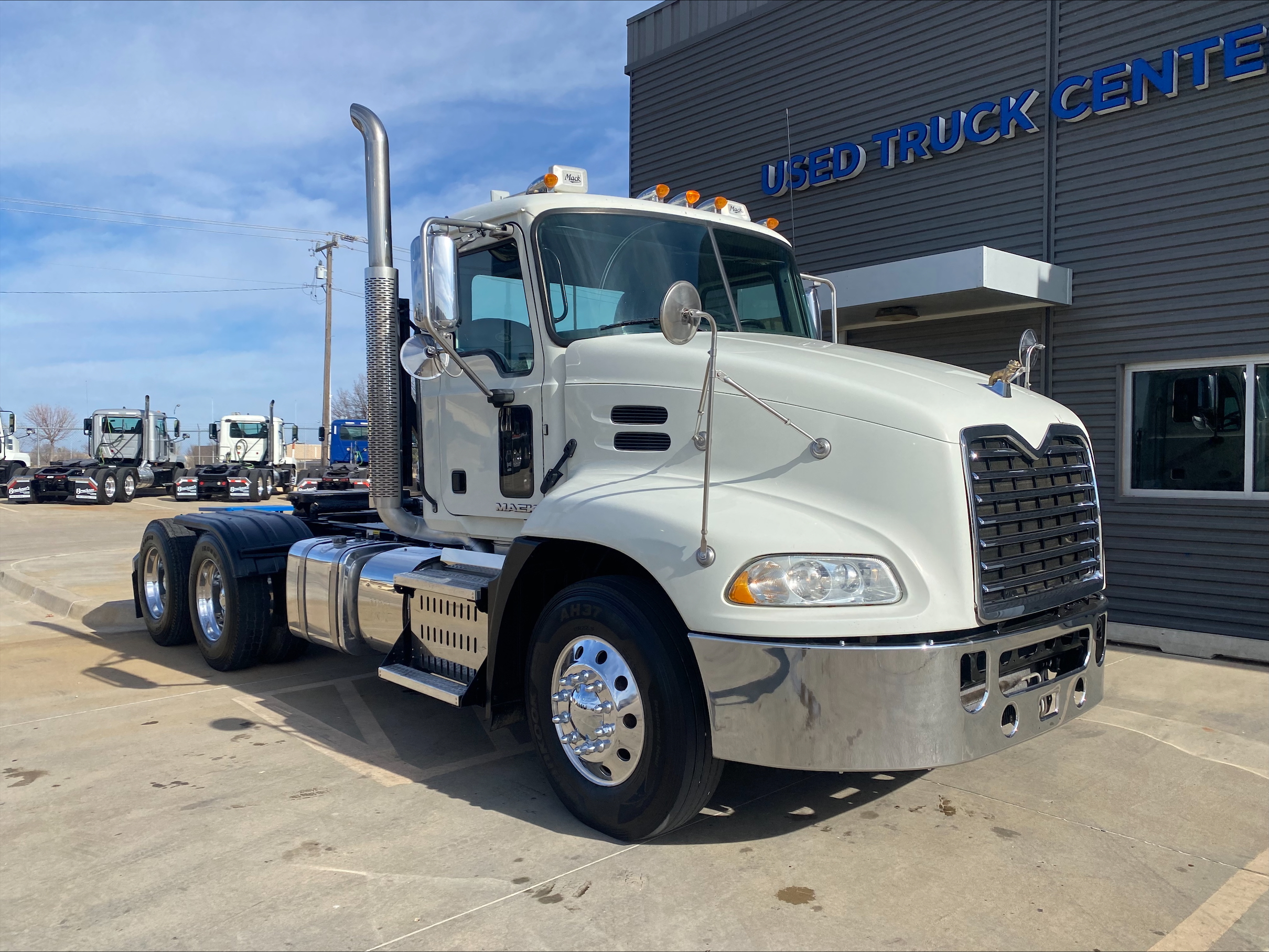 2015 Mack Pinnacle - image 3