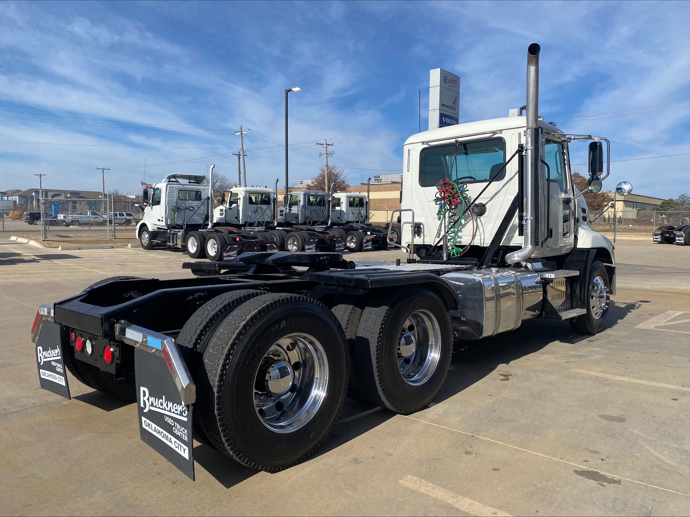 2015 Mack Pinnacle - image 5