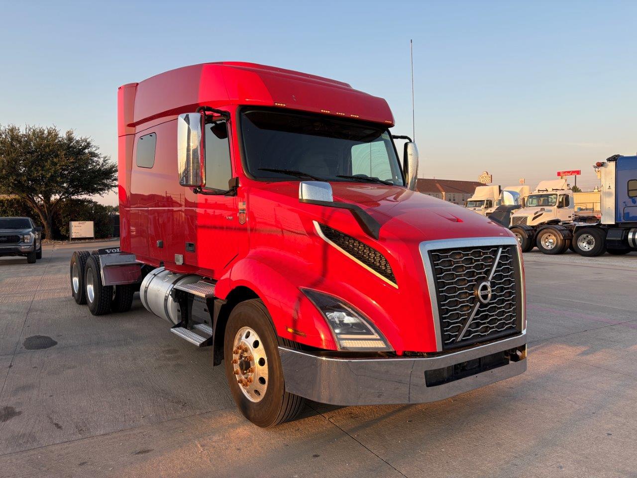 2022 Volvo - image 3