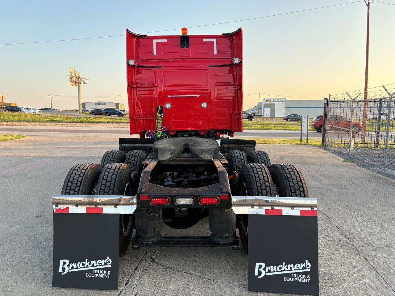 2022 Volvo - image 4