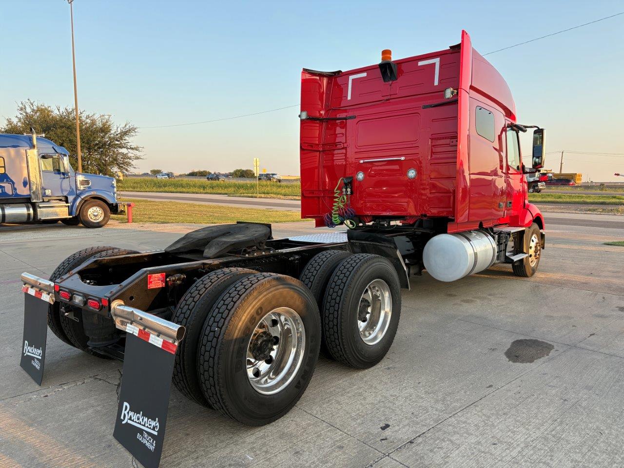 2022 Volvo - image 5