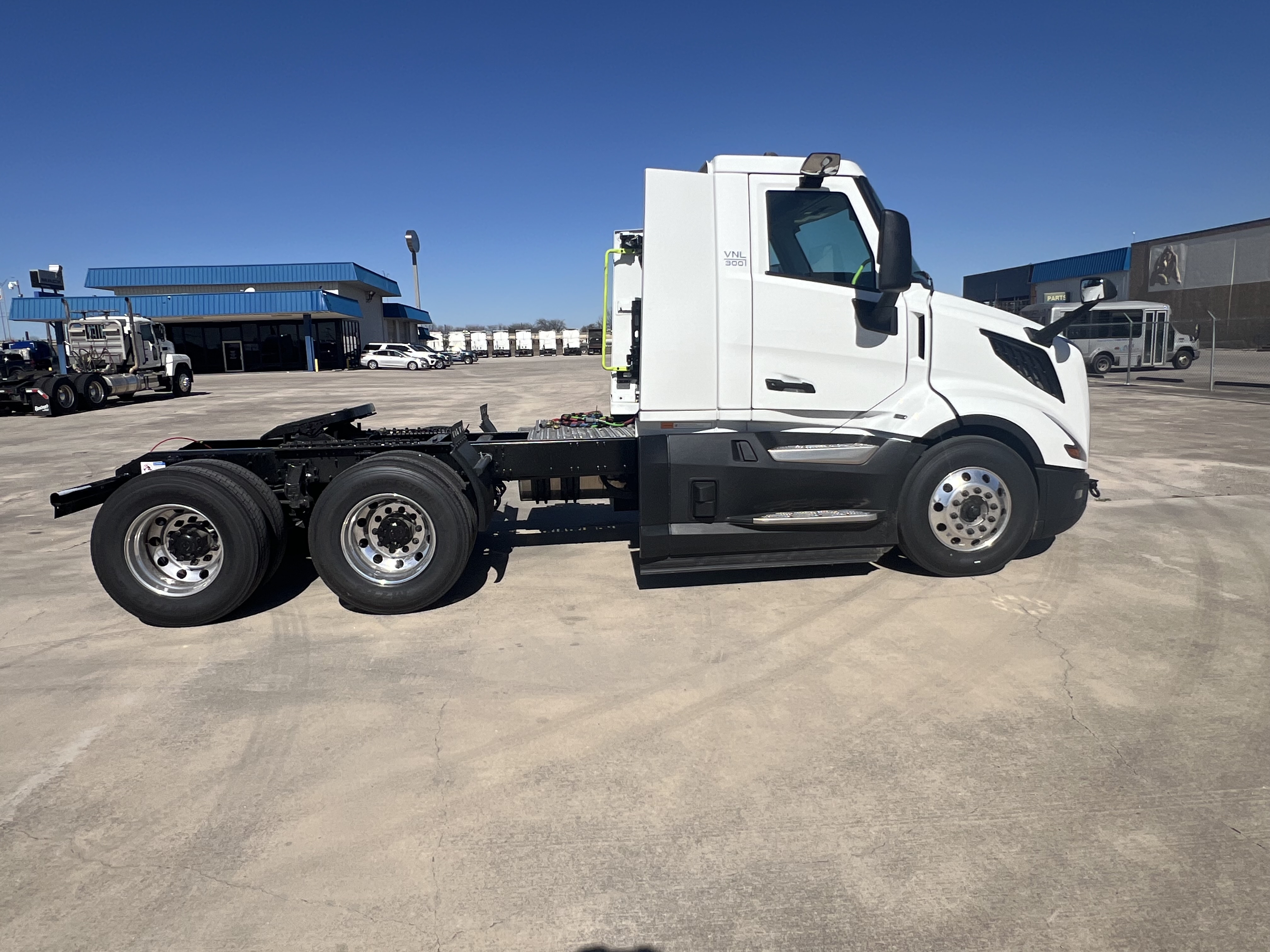 2025 Volvo - image 10