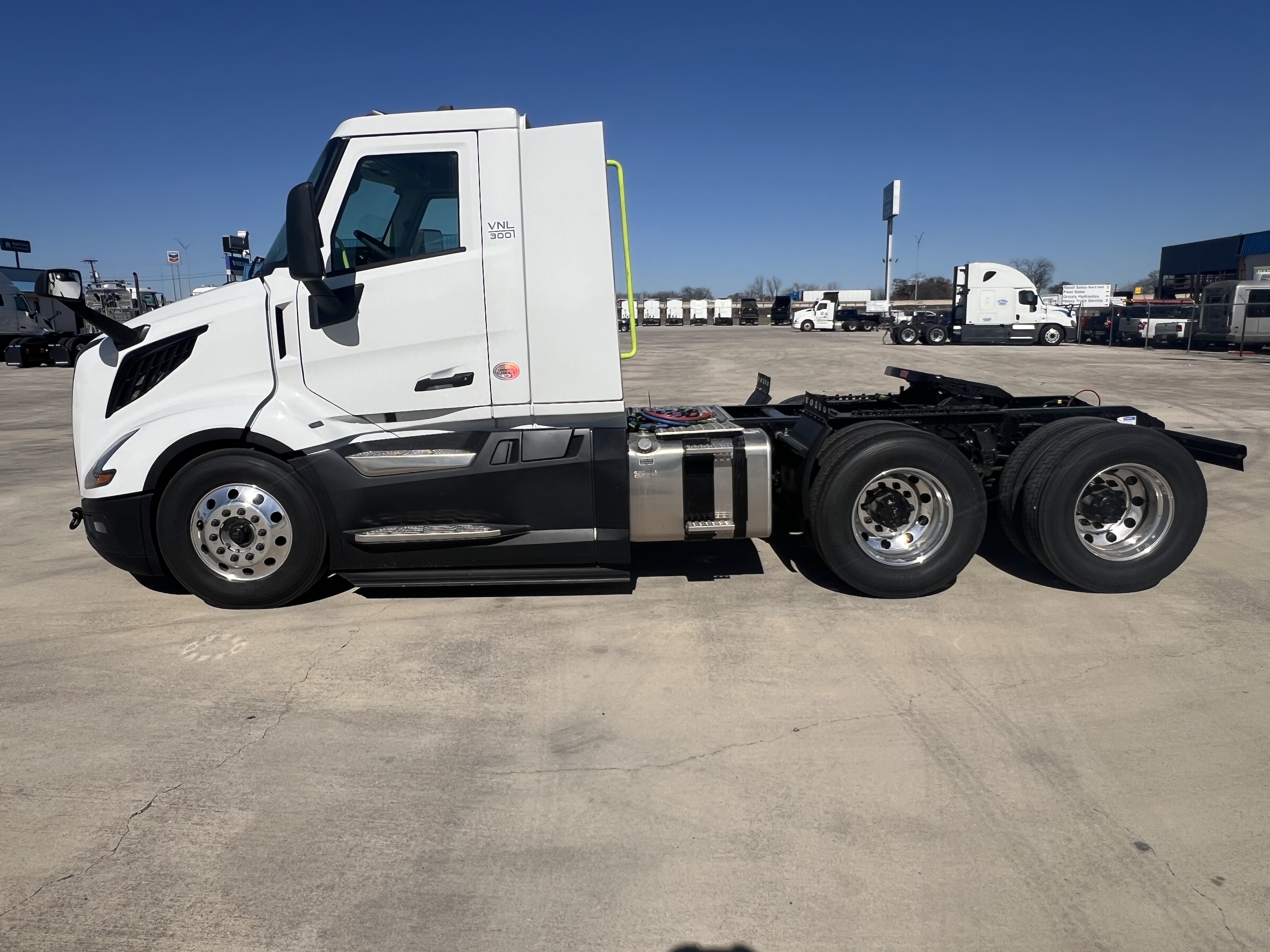 2025 Volvo - image 8