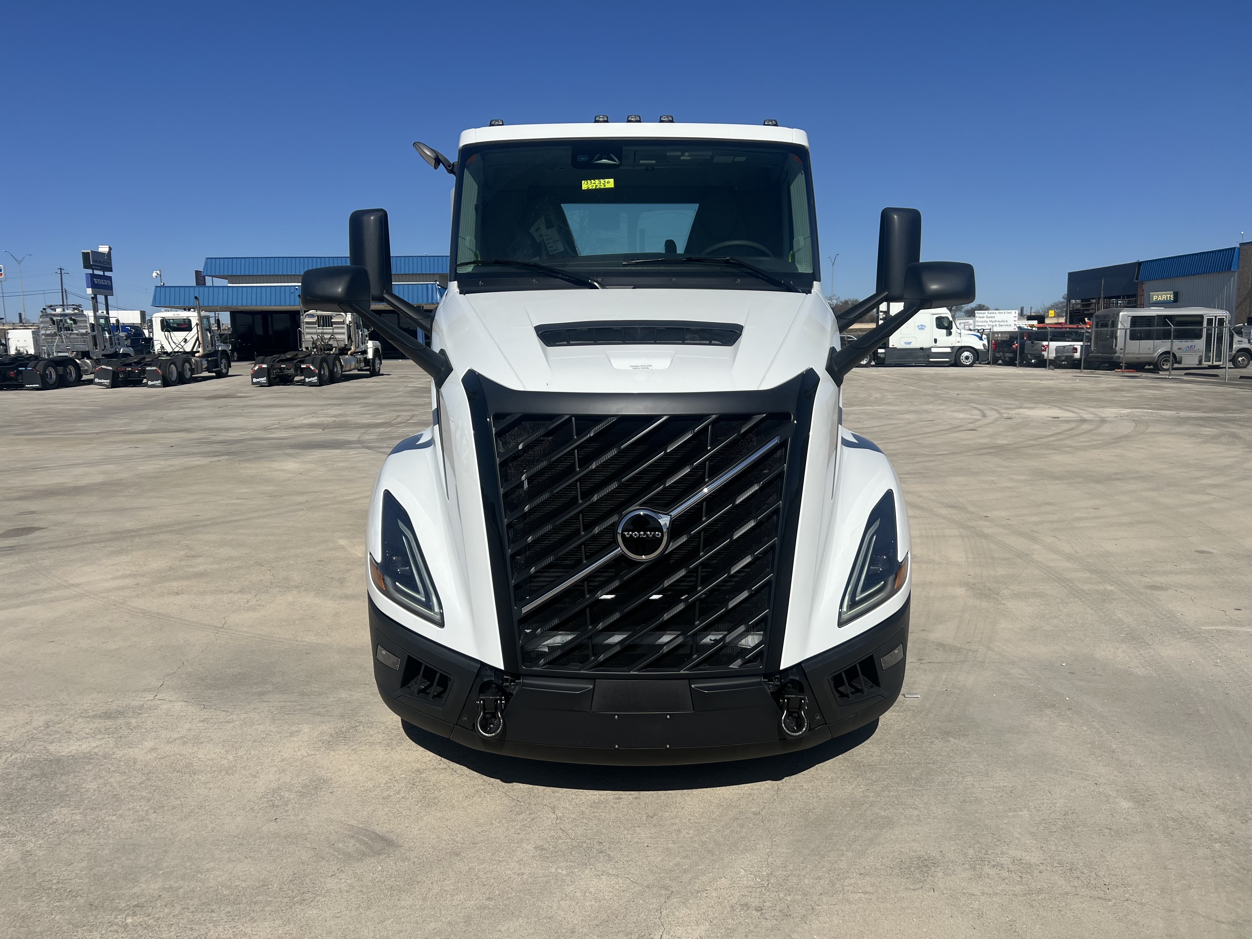 2025 Volvo - image 11