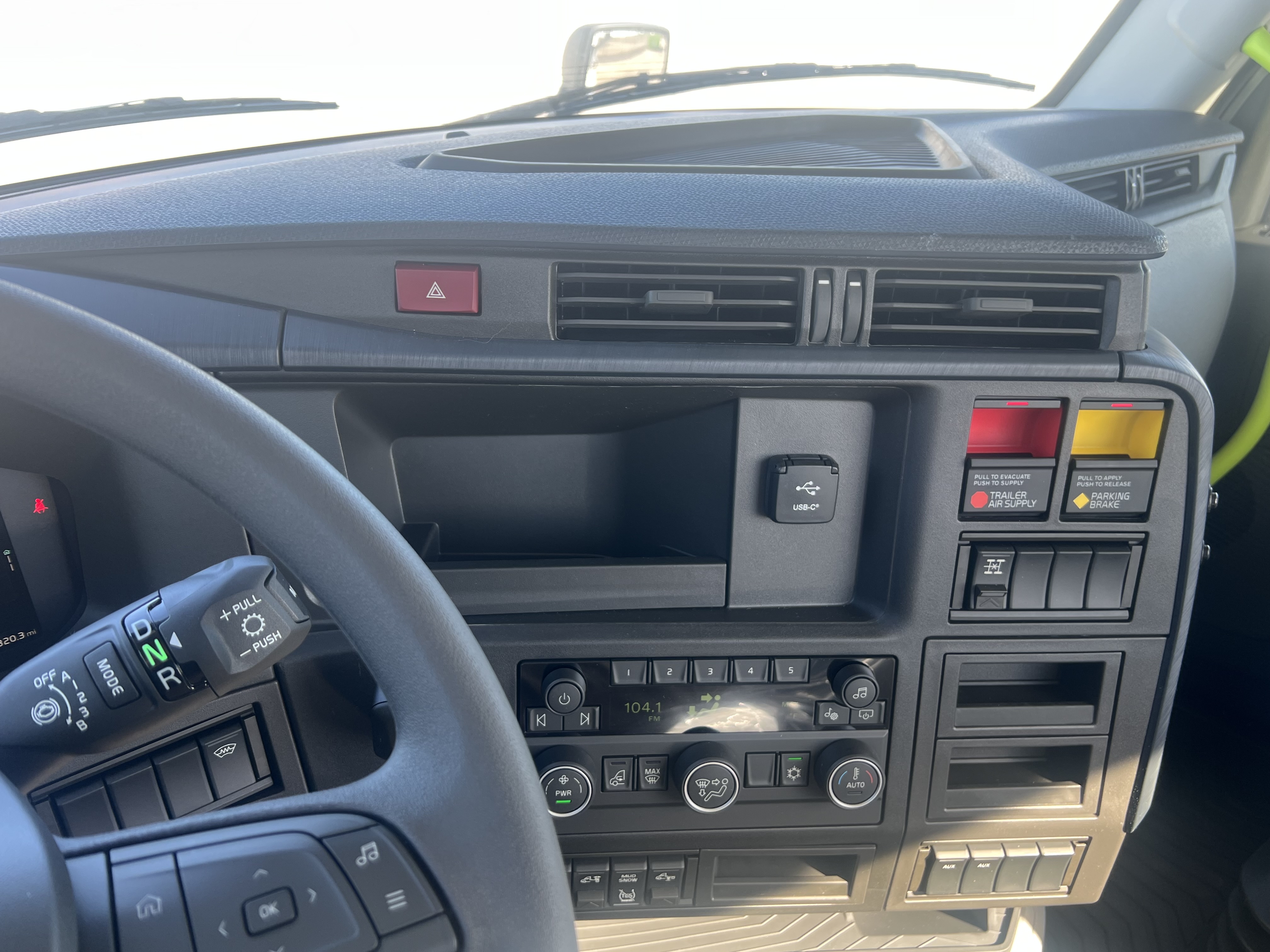 2025 Volvo - image 6