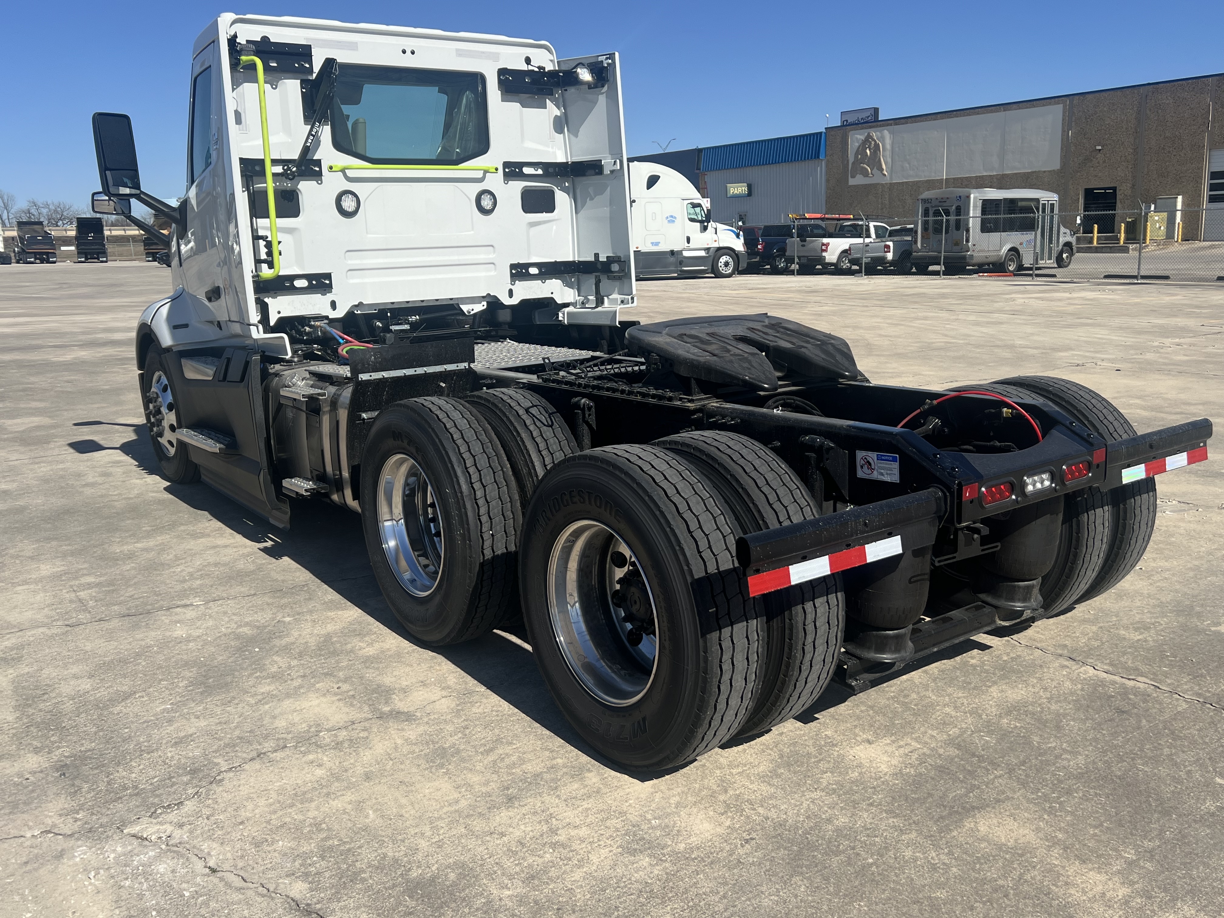 2025 Volvo - image 2