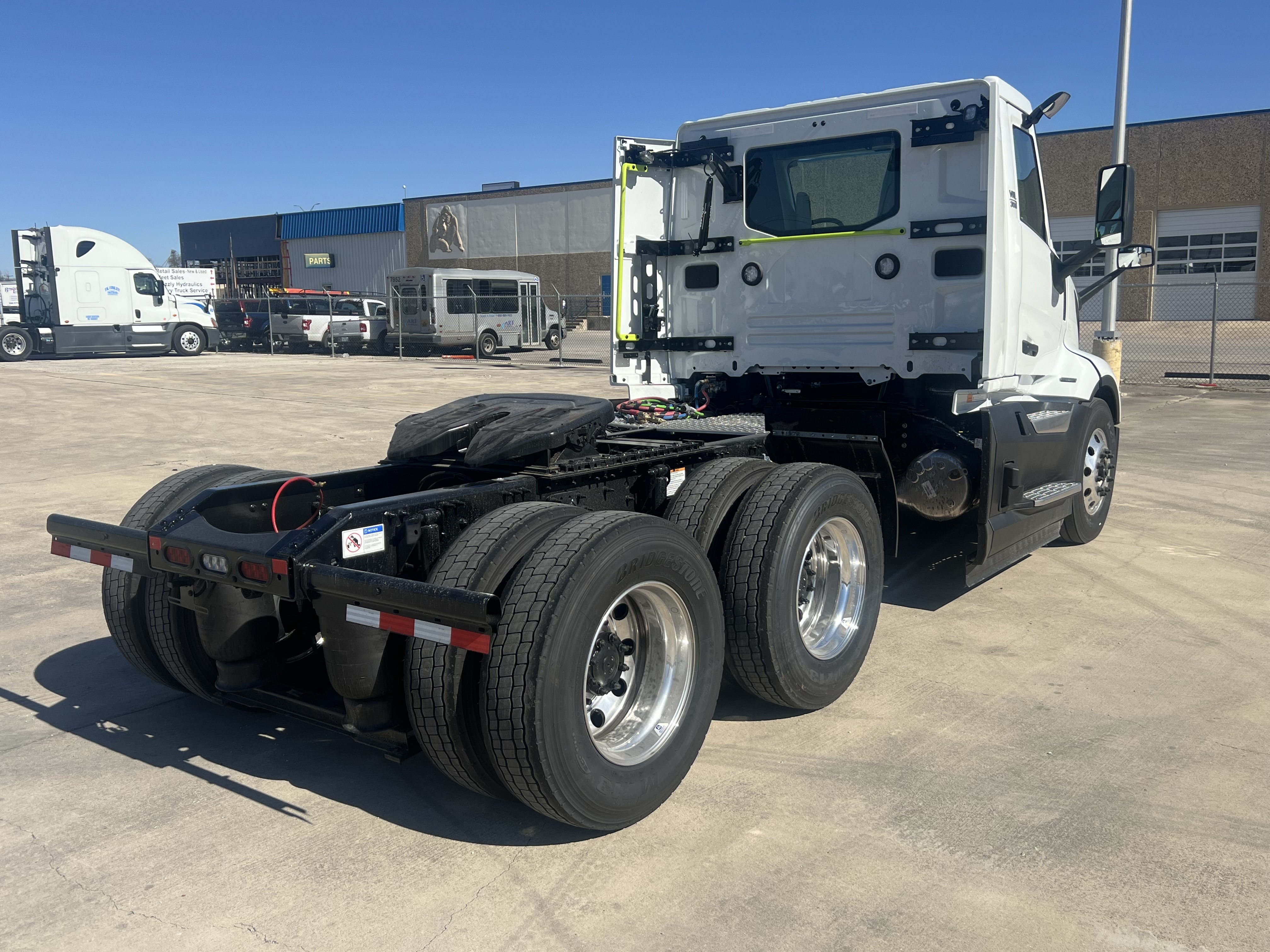 2025 Volvo - image 3