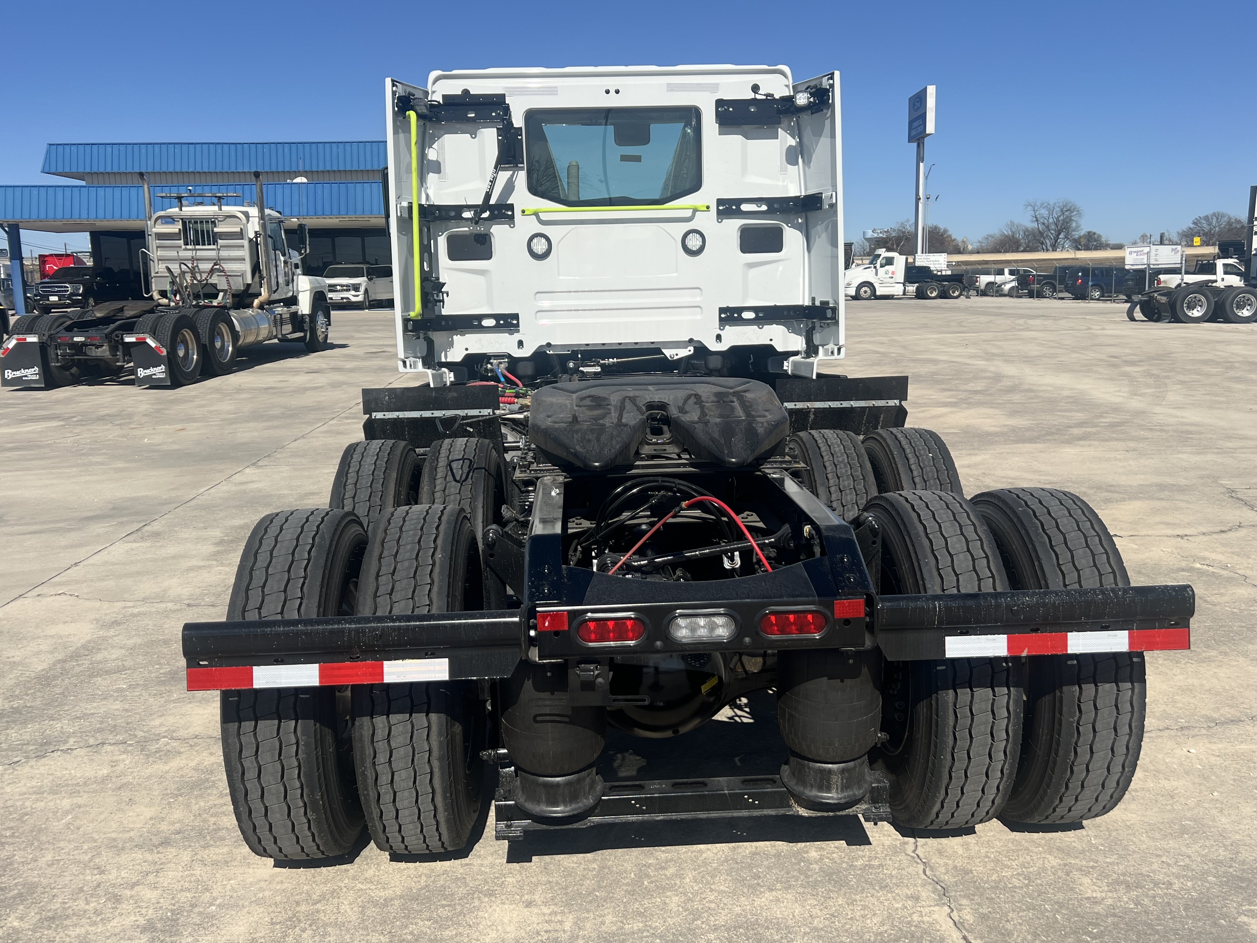 2025 Volvo - image 9