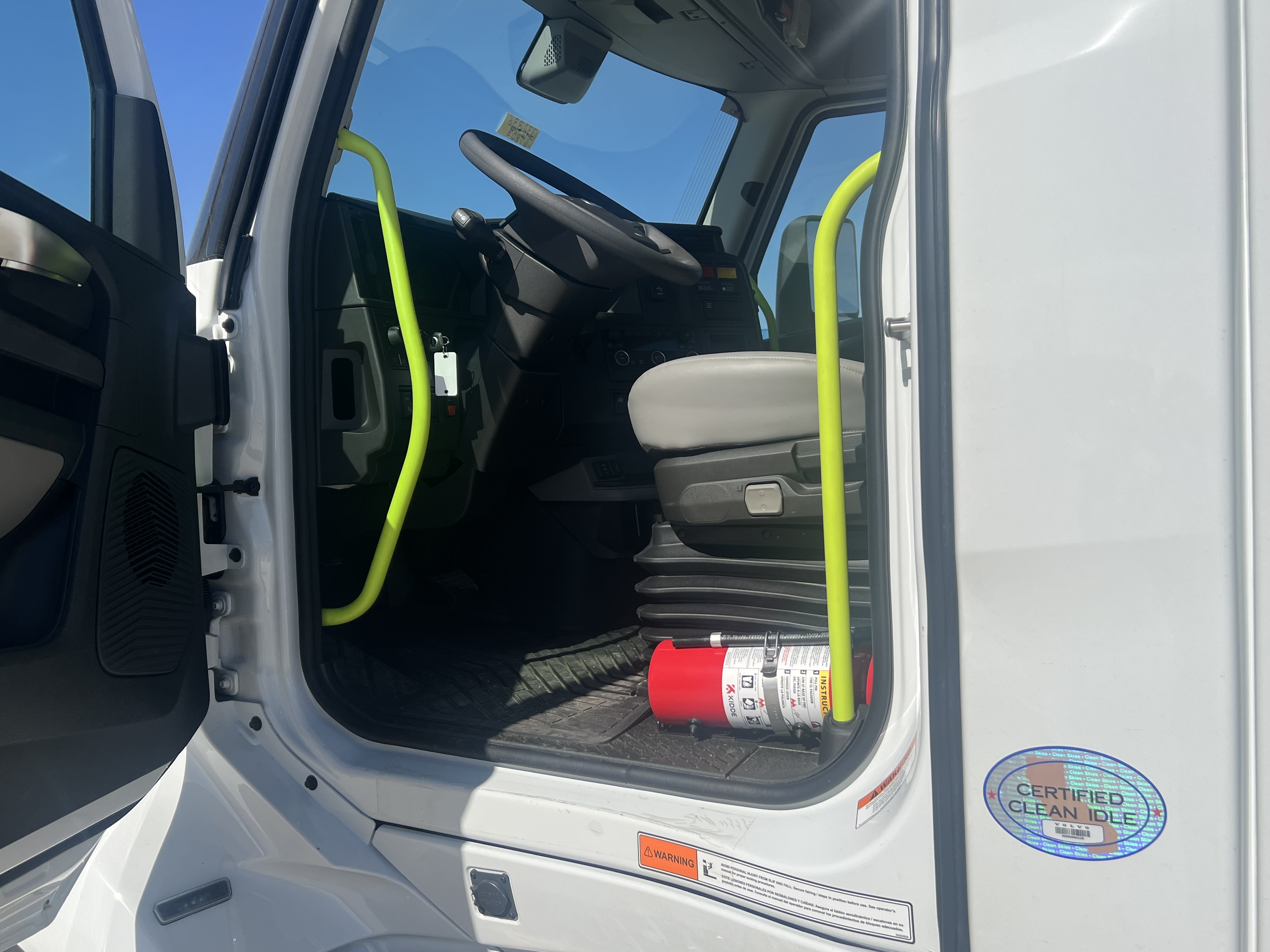 2025 Volvo - image 7