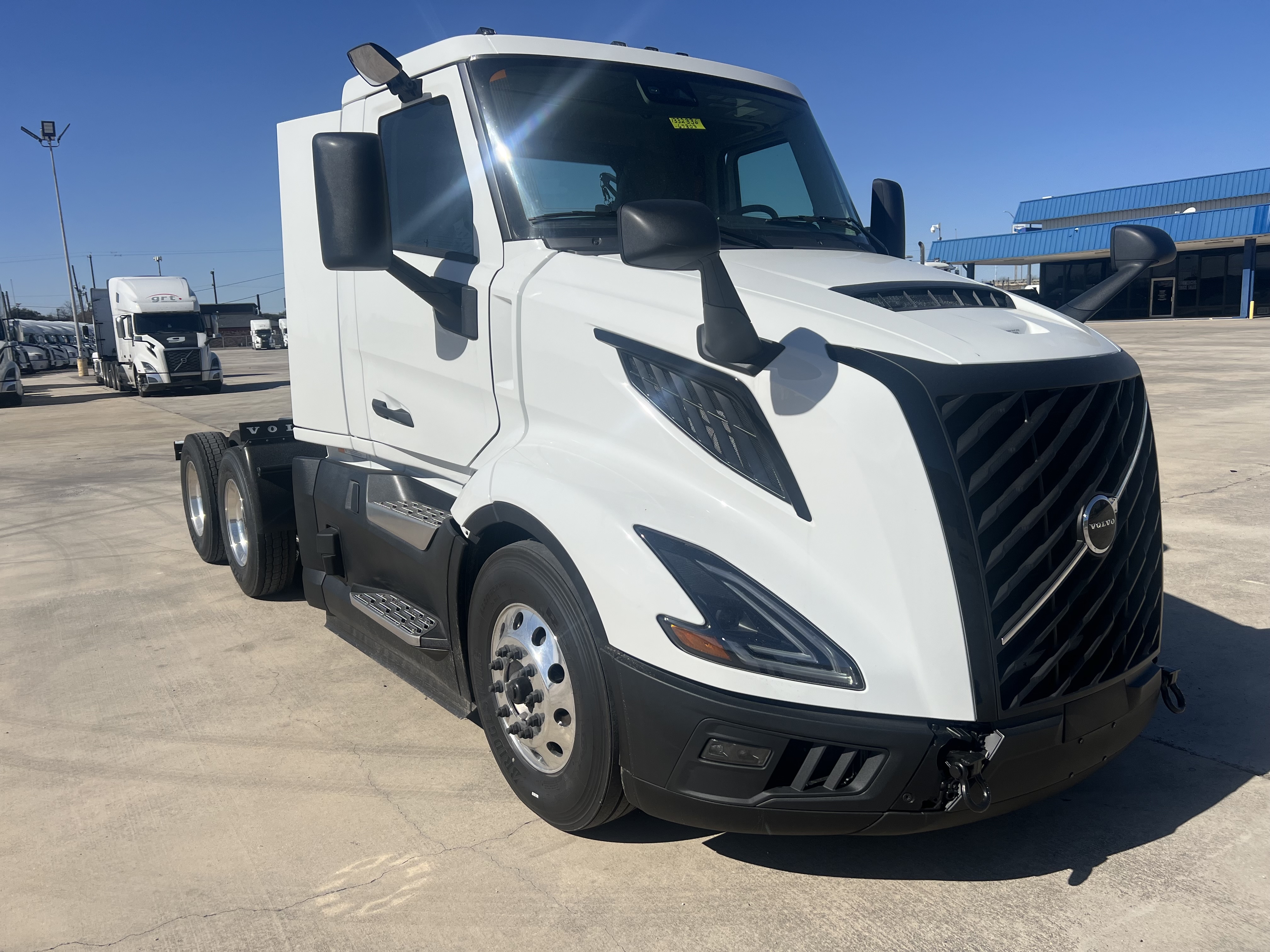 2025 Volvo - image 4