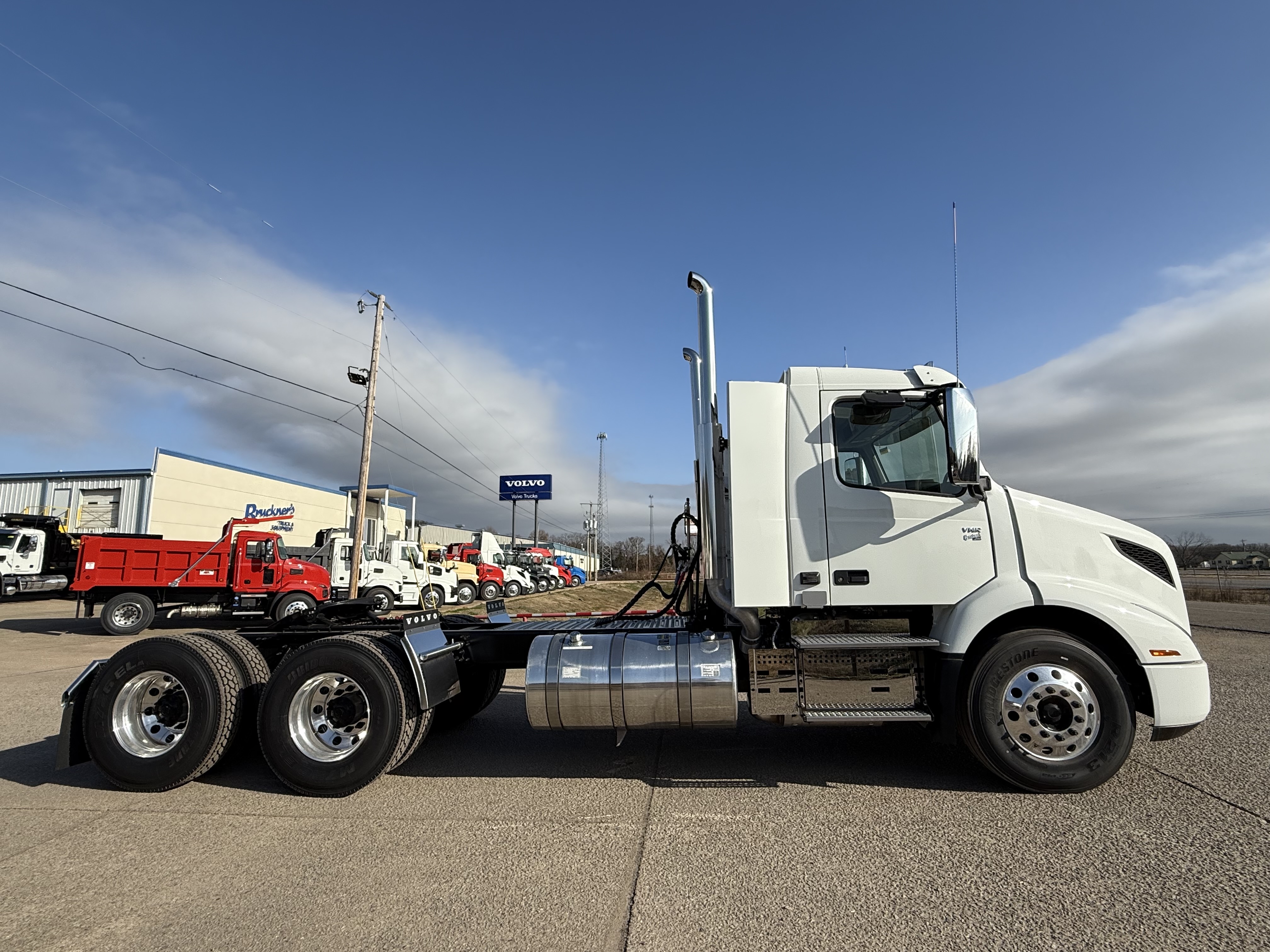 2026 Volvo - image 7