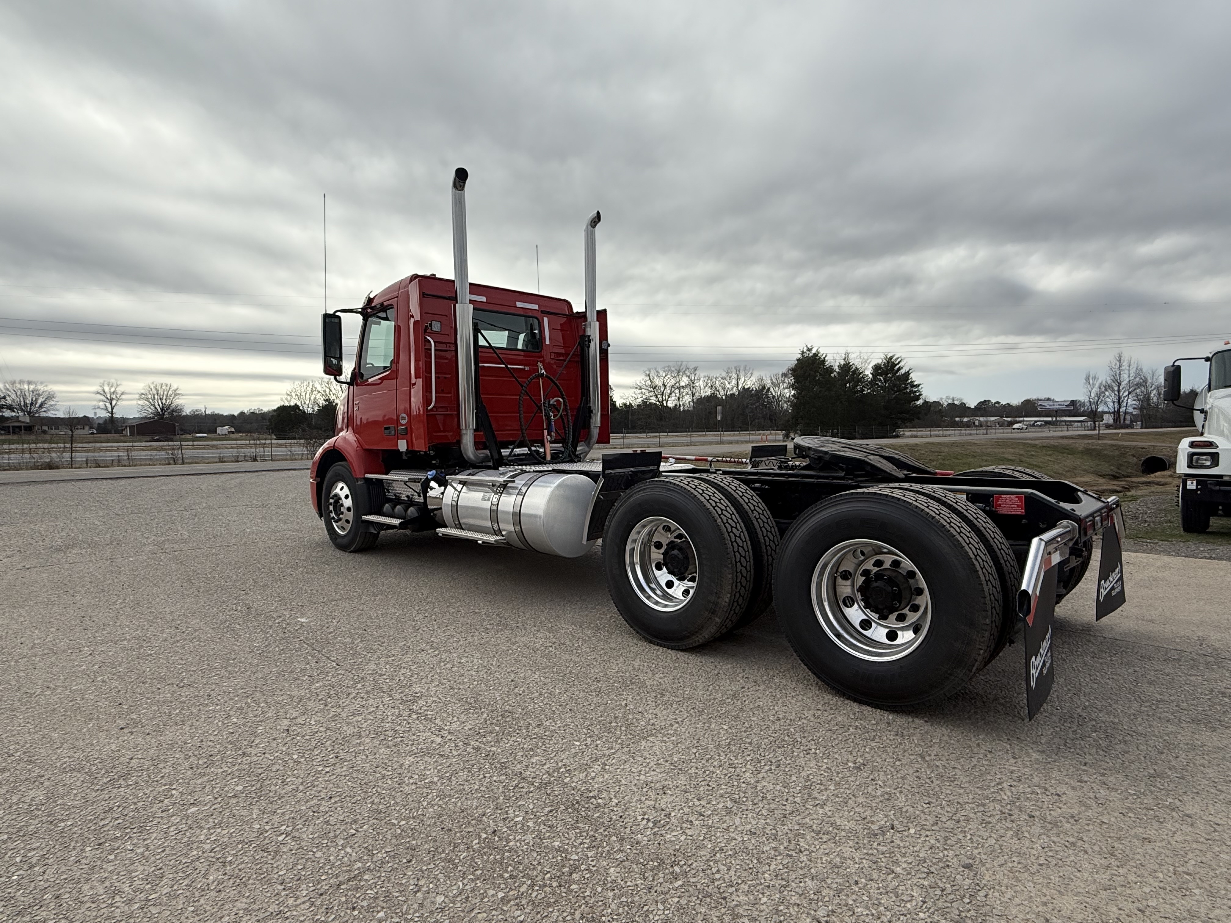 2026 Volvo - image 5