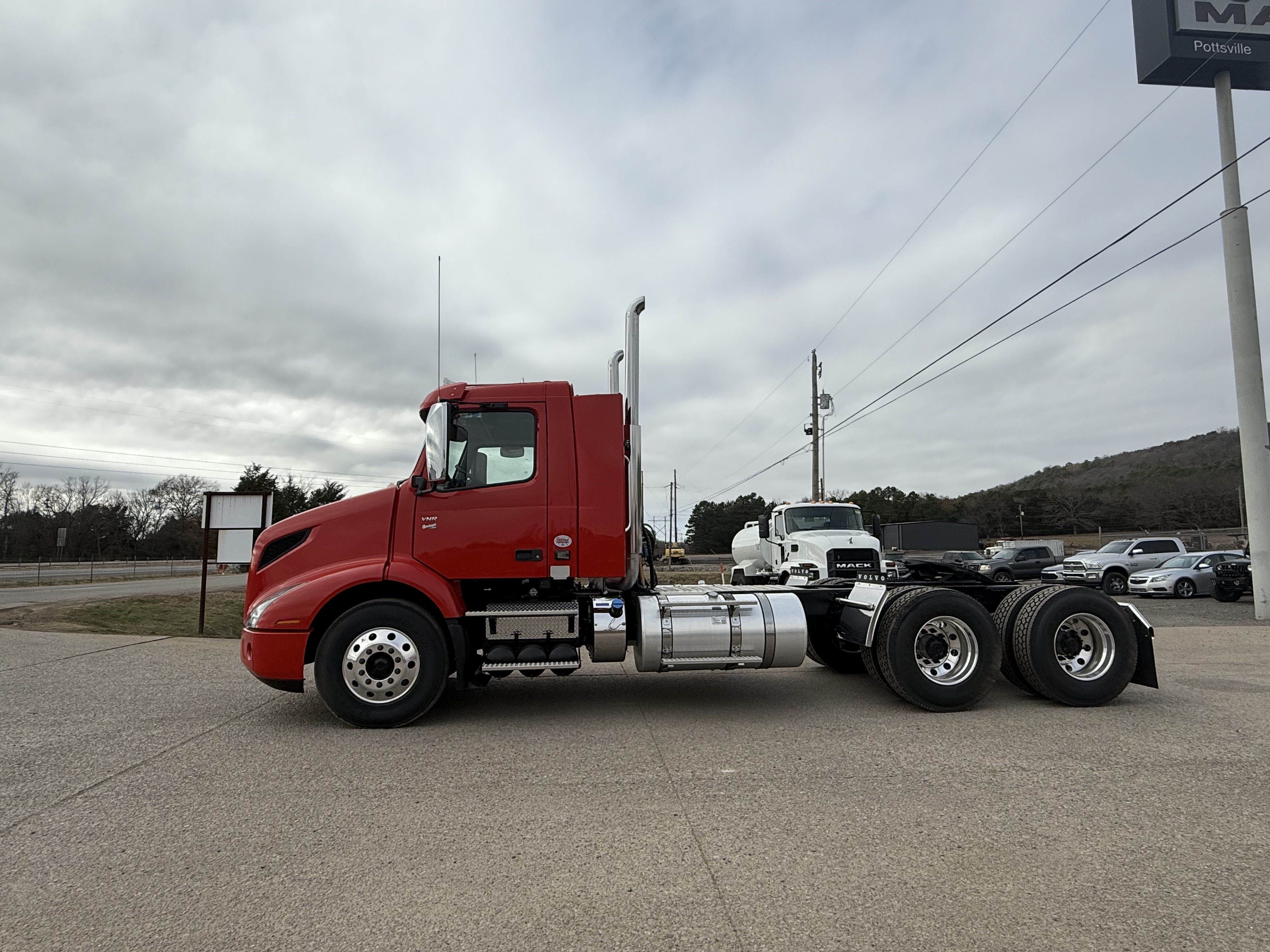 2026 Volvo - image 6