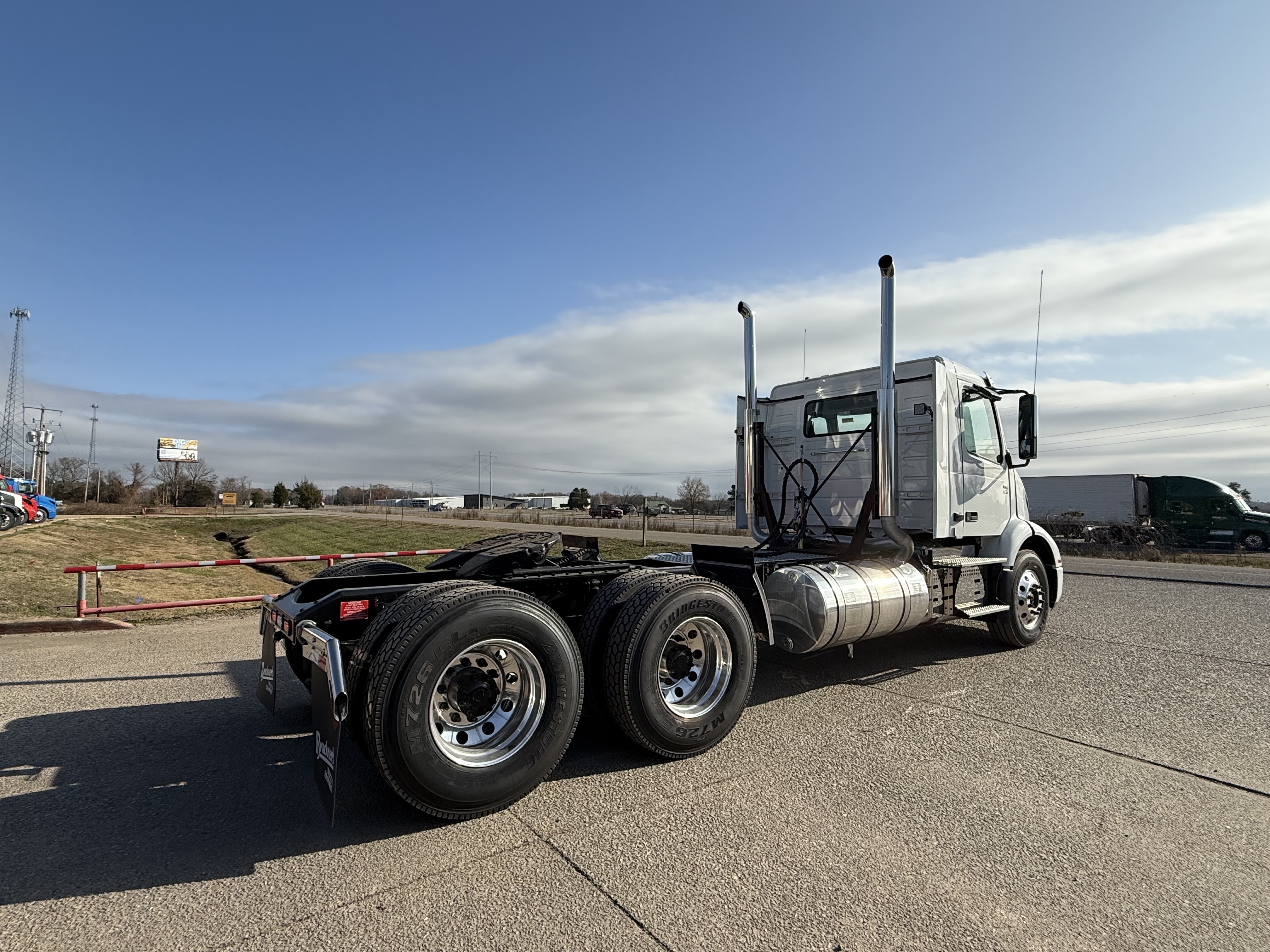 2026 Volvo - image 7