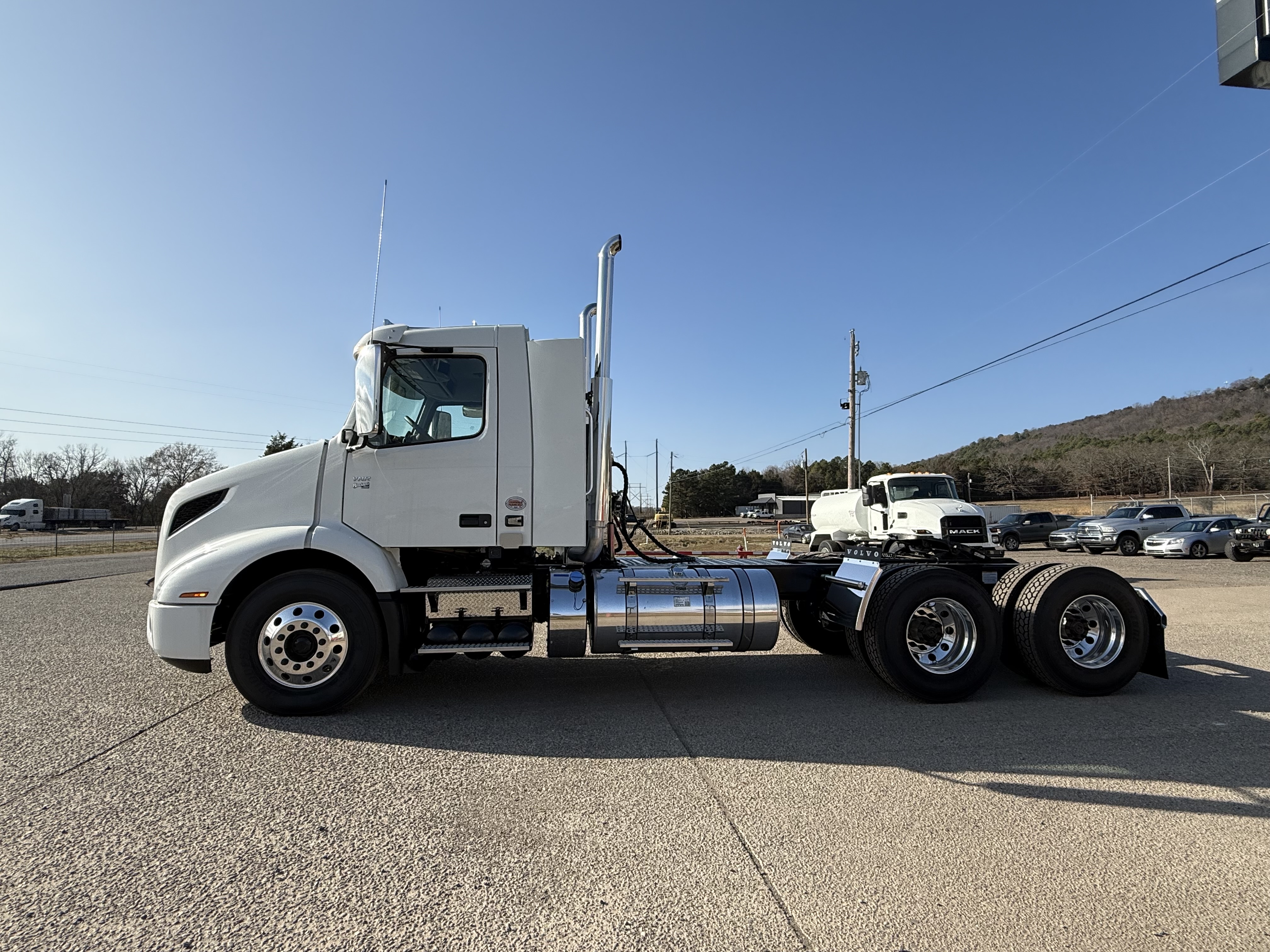 2026 Volvo - image 4