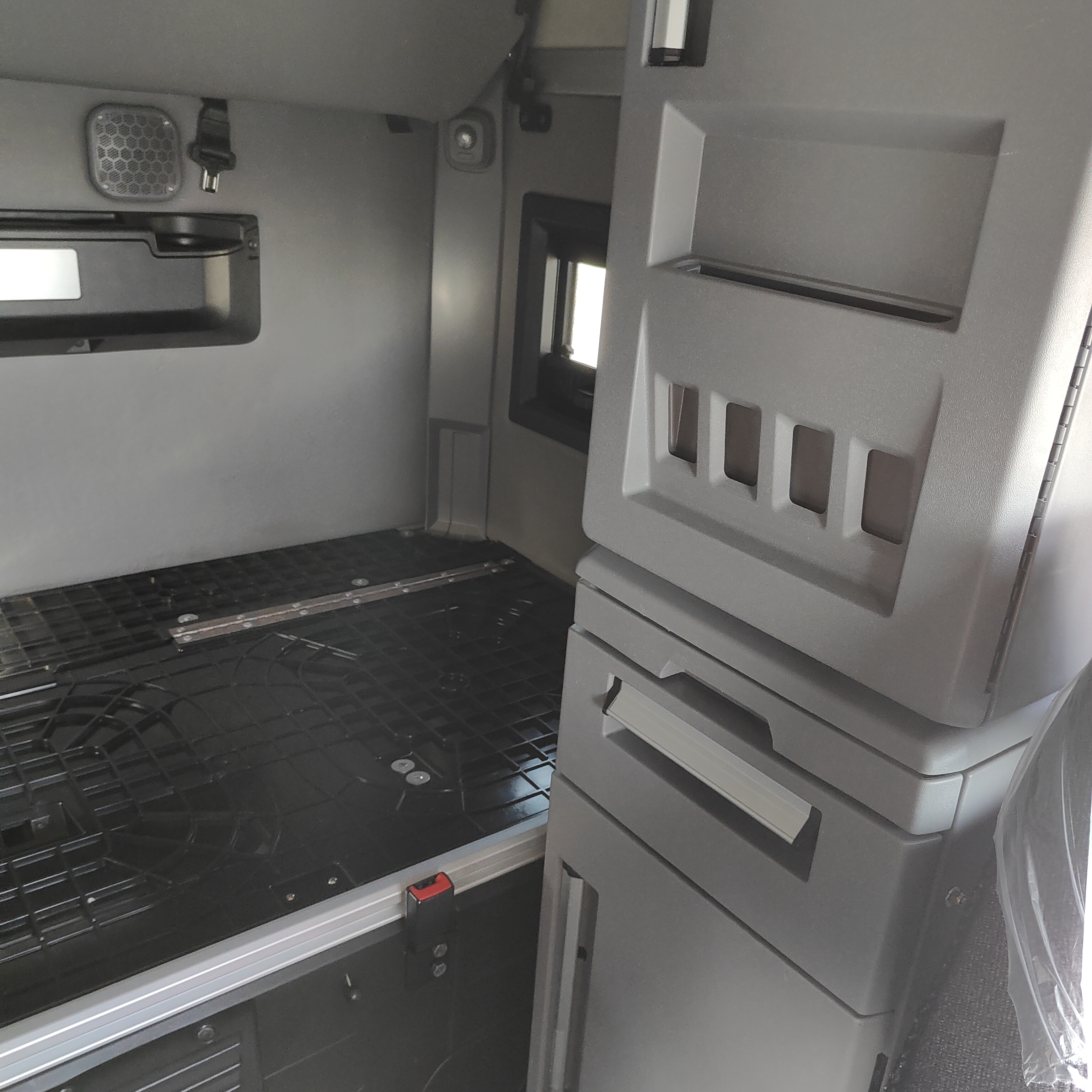 2020 Mack Anthem - image 17