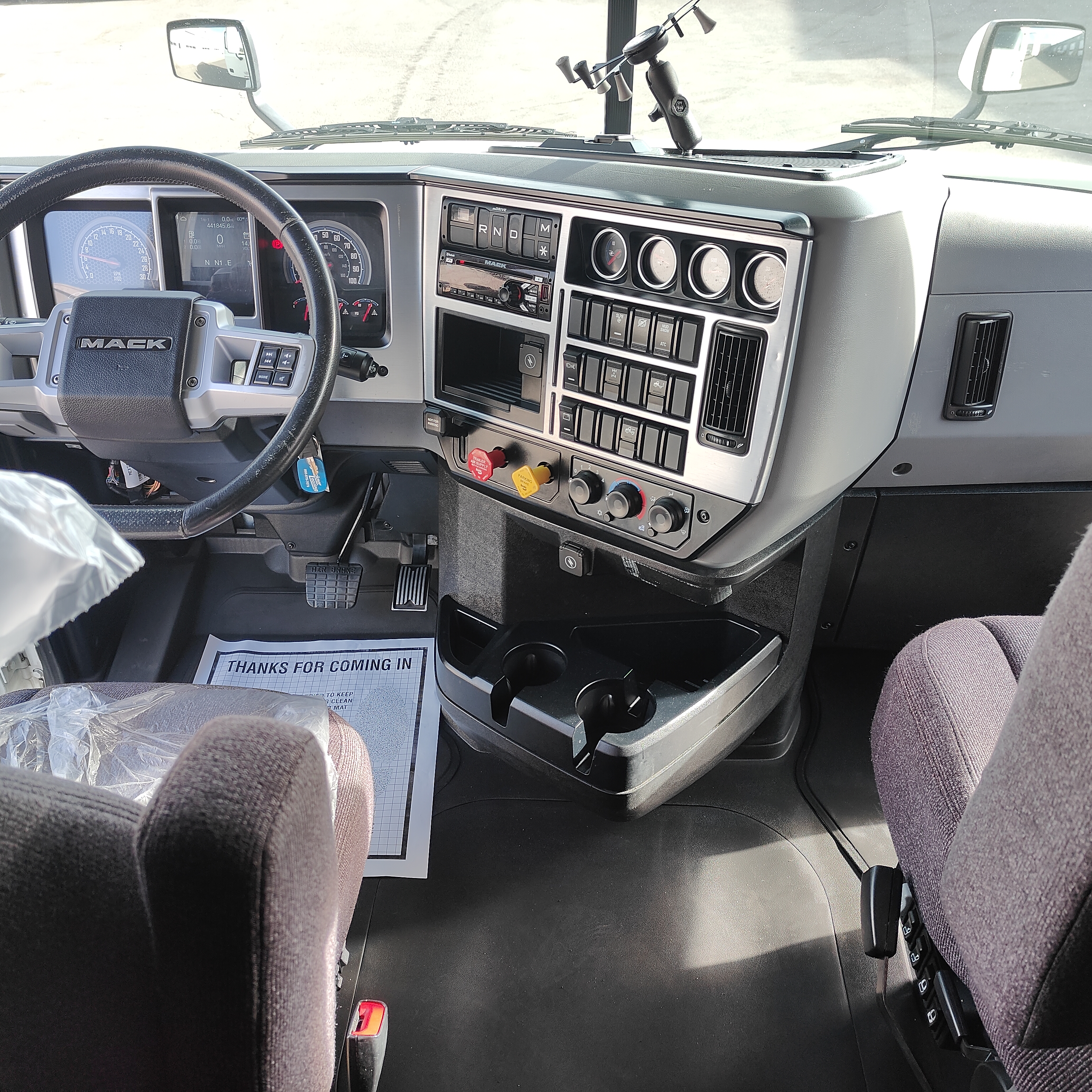 2020 Mack Anthem - image 15