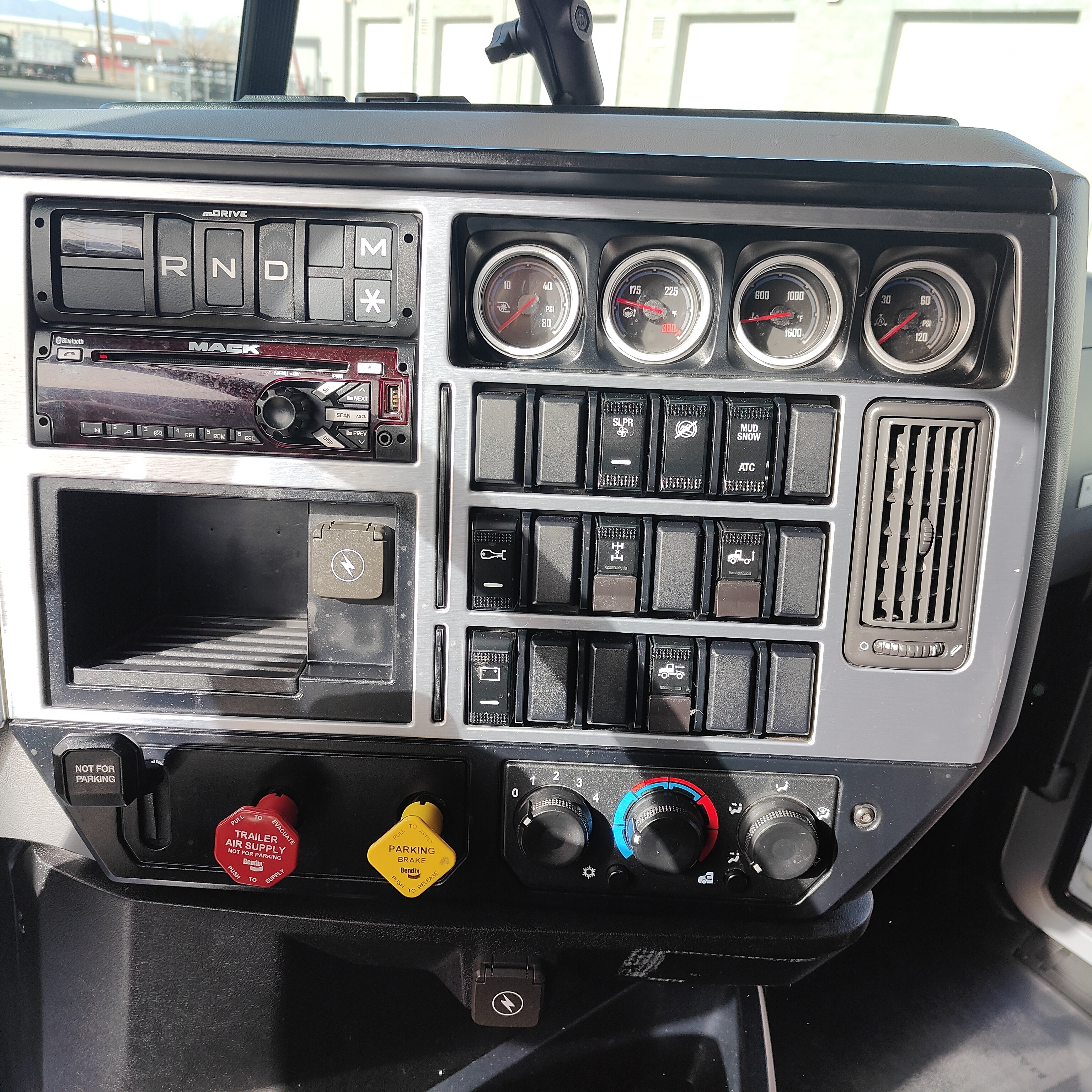 2020 Mack Anthem - image 14