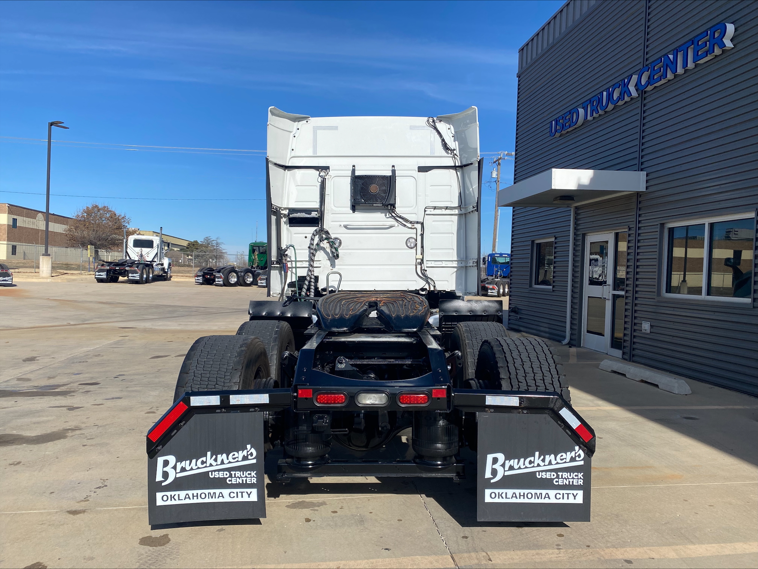 2021 Volvo VNR 640 - image 6