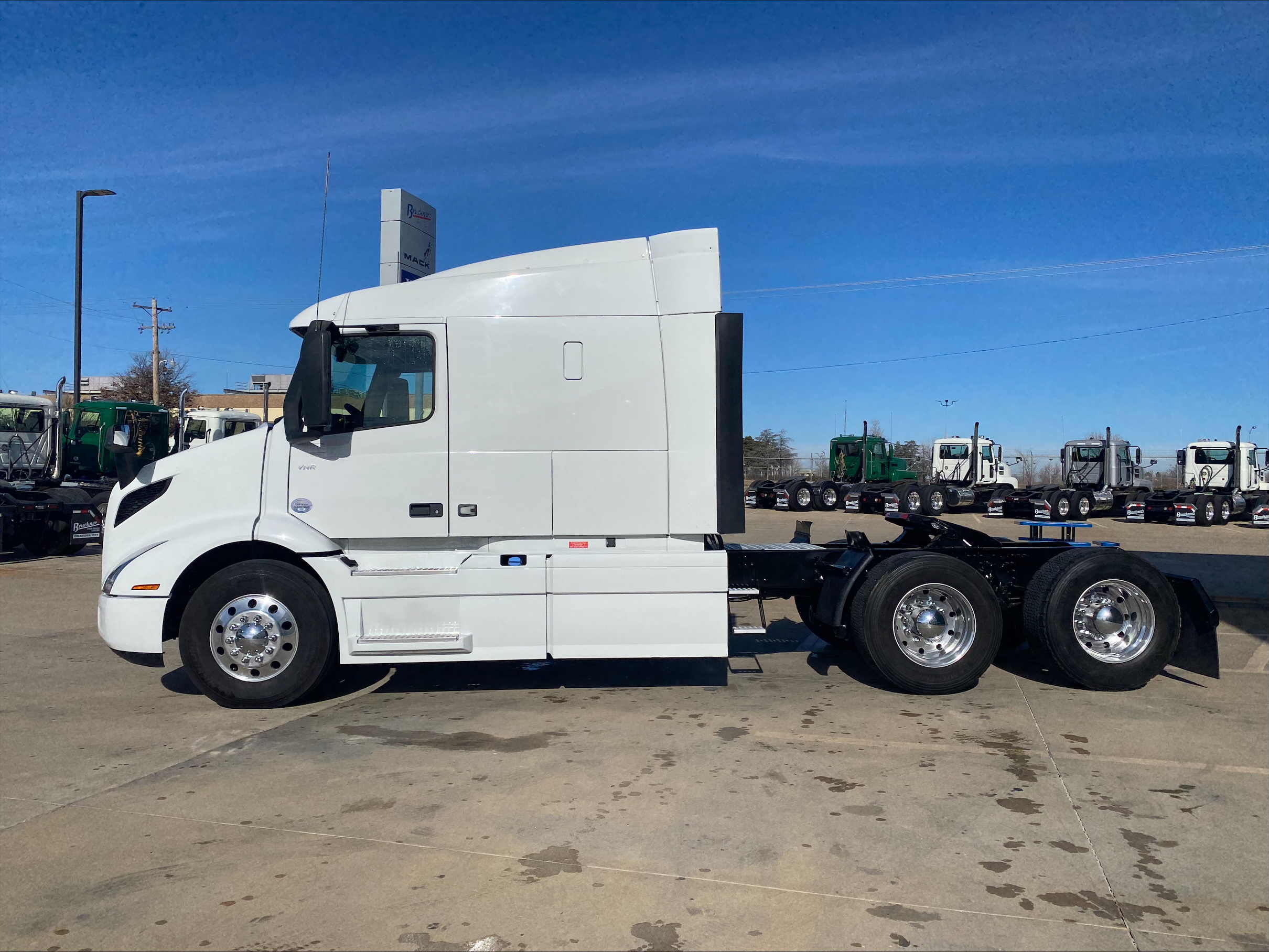 2021 Volvo VNR 640 - image 8