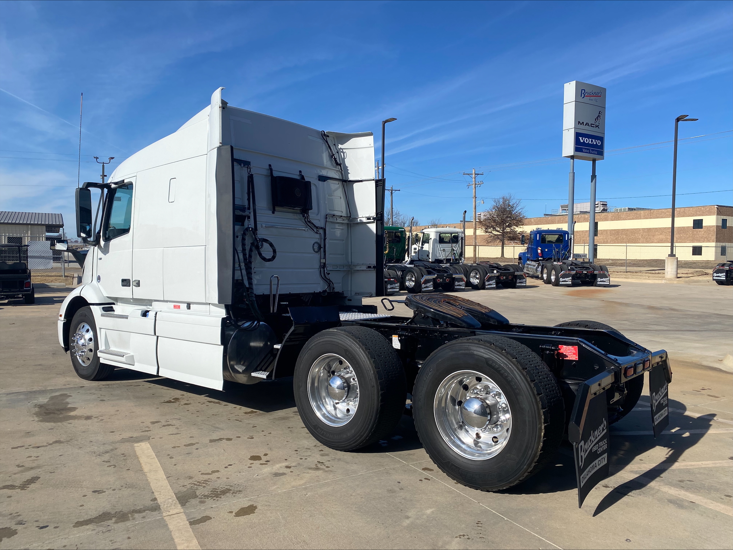 2021 Volvo VNR 640 - image 7