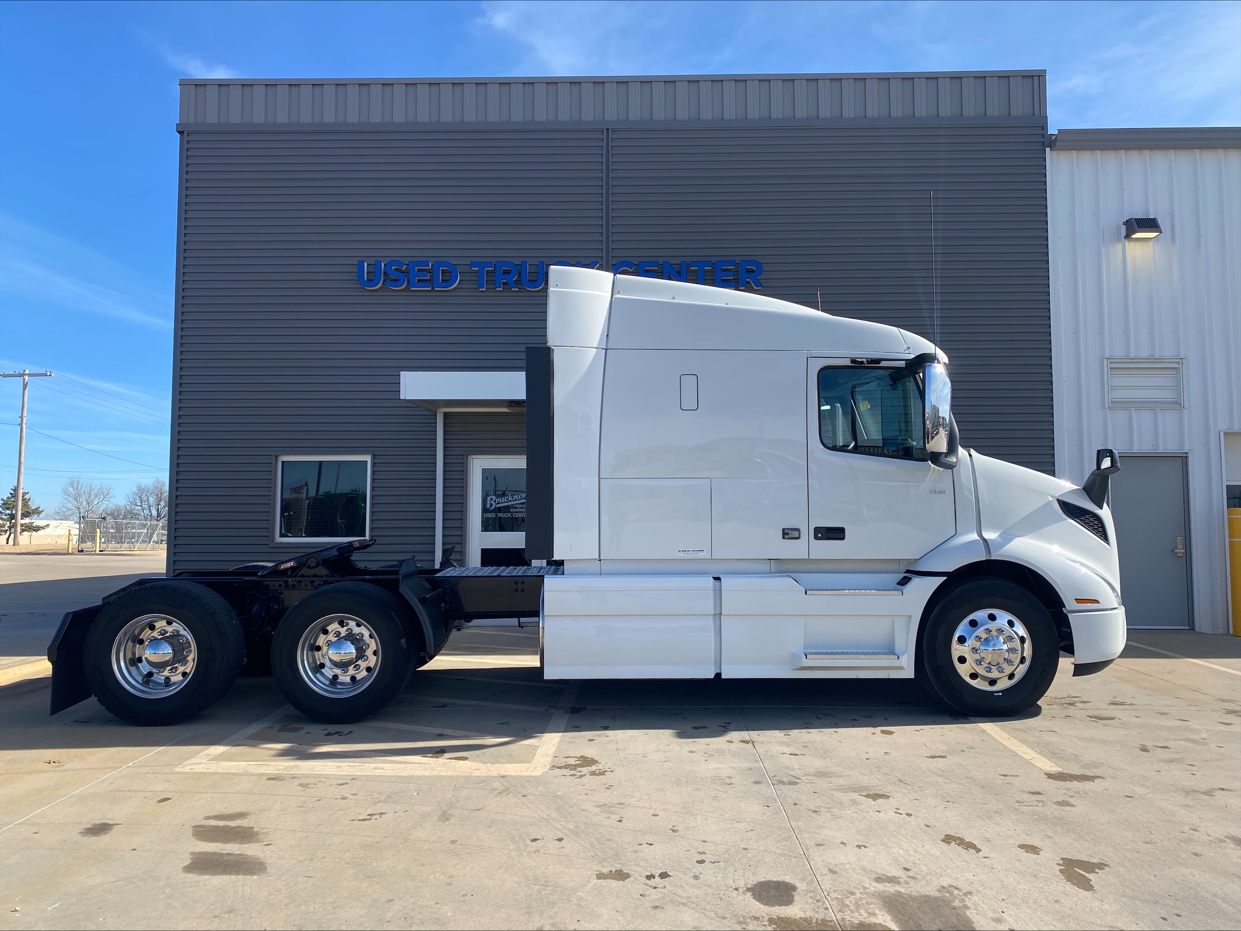 2021 Volvo VNR 640 - image 4