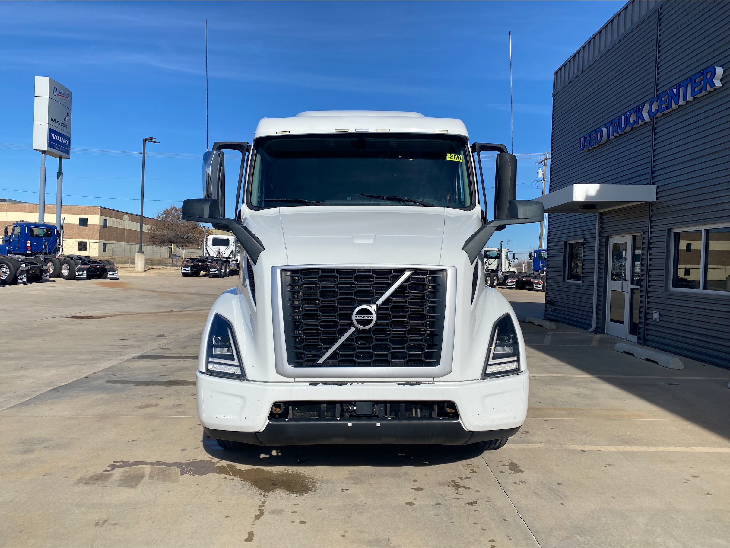 2021 Volvo VNR 640 - image 2