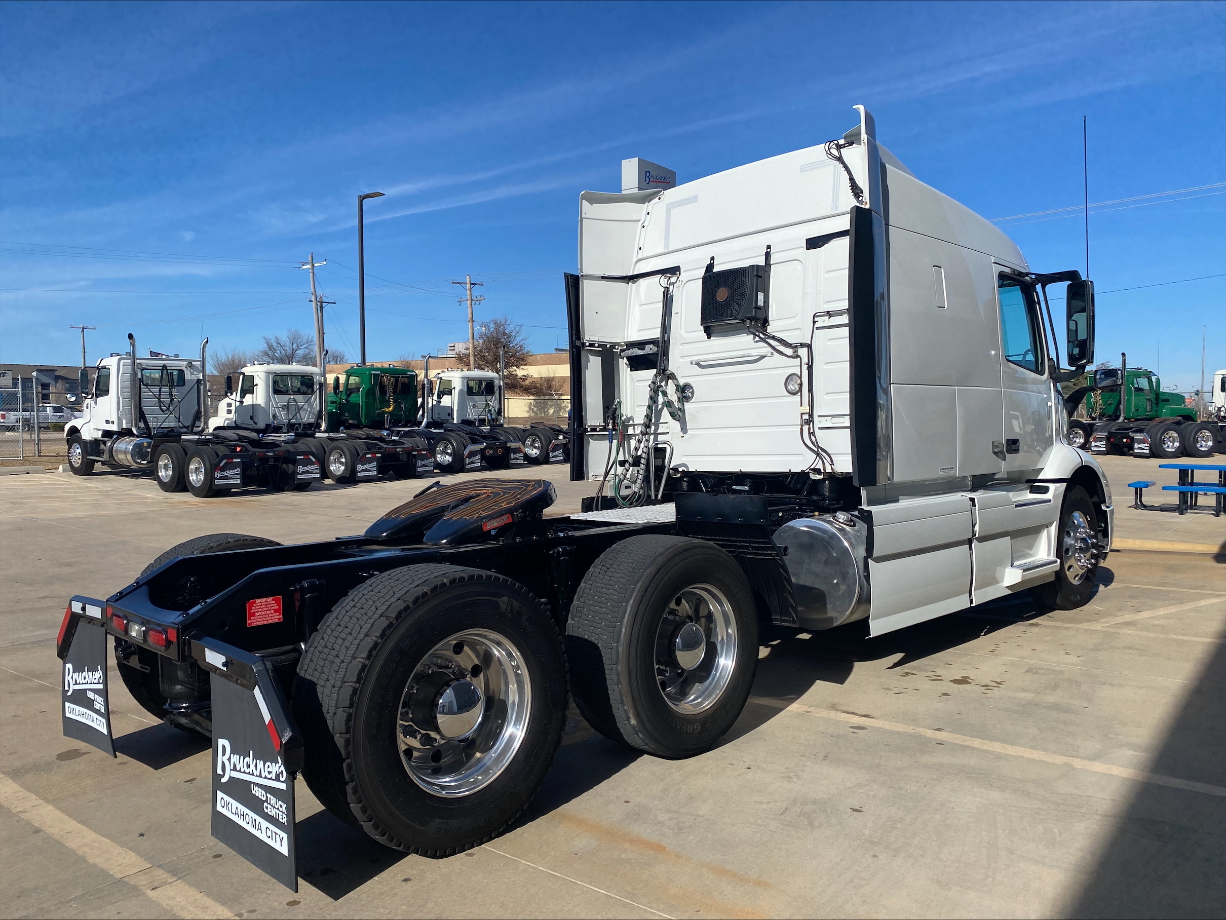 2021 Volvo VNR 640 - image 5