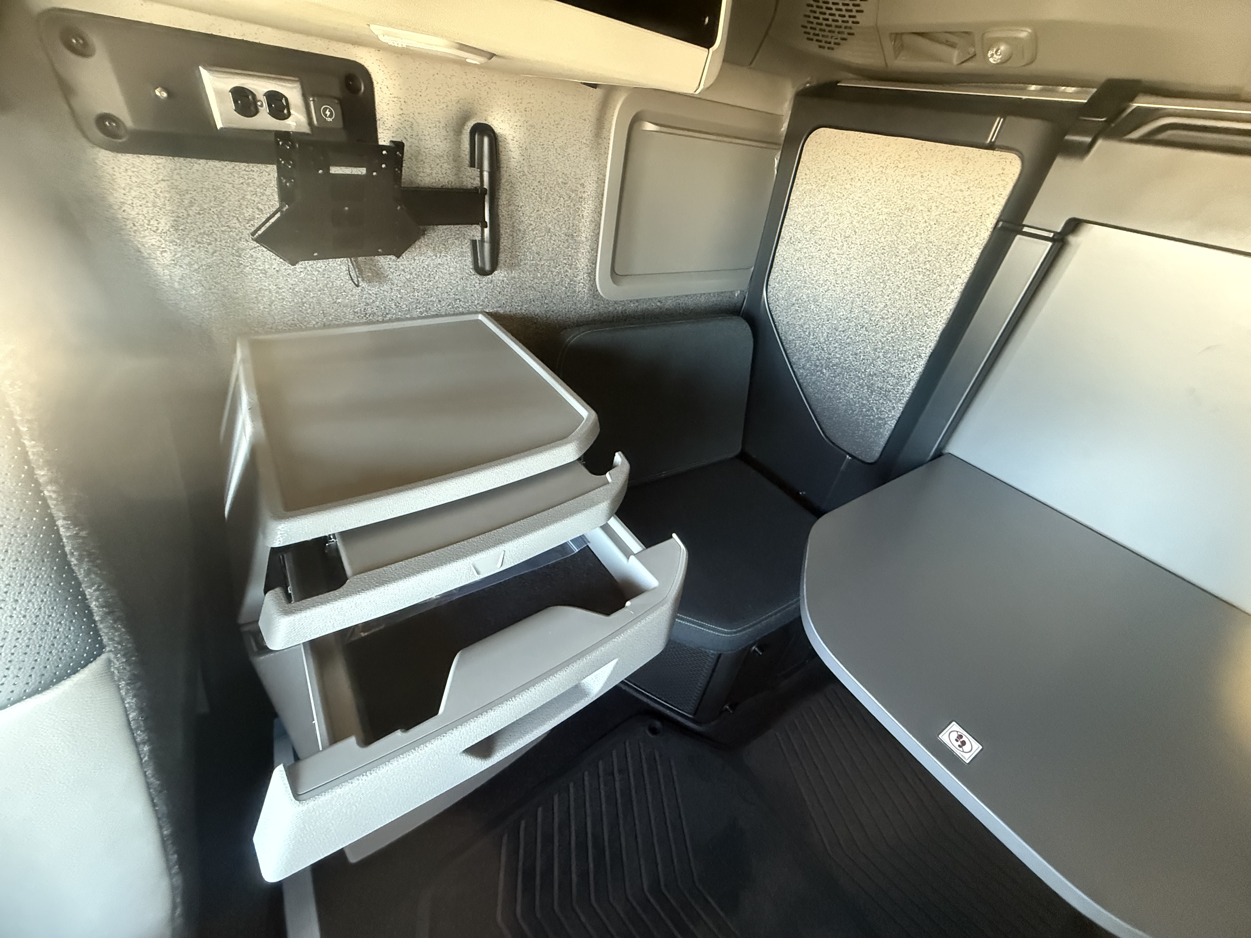 2026 Volvo - image 15