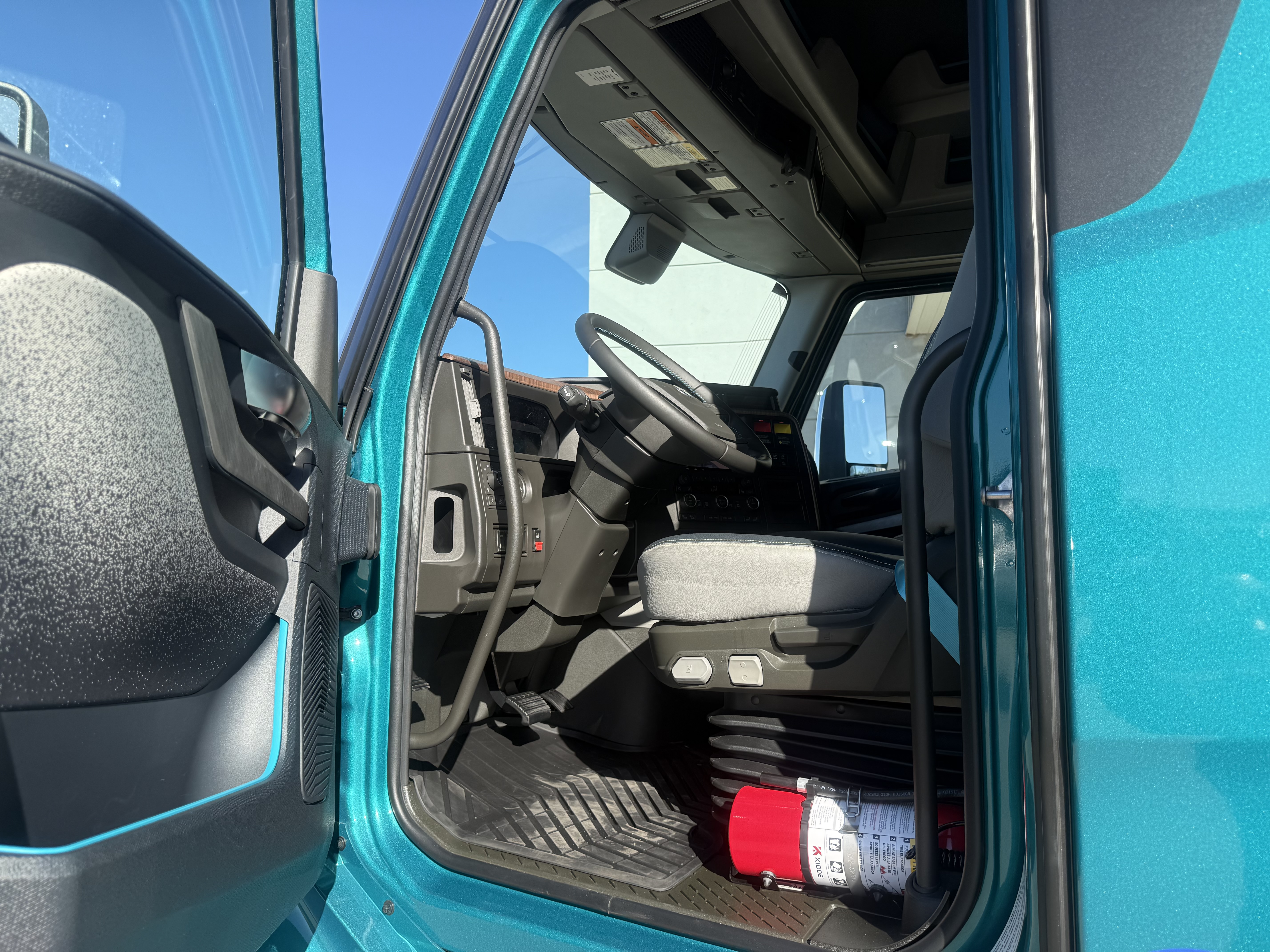 2026 Volvo - image 8