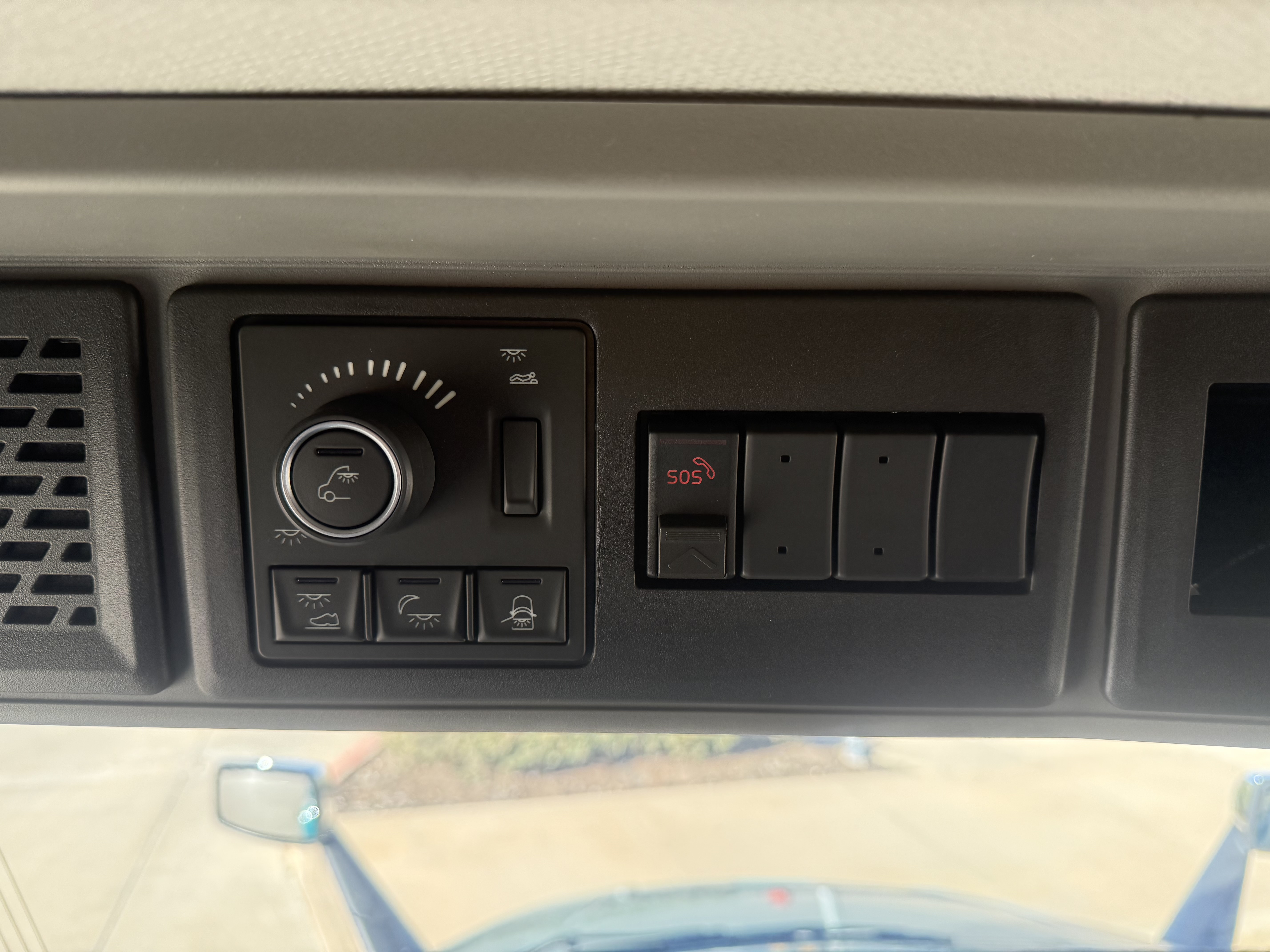 2026 Volvo - image 13